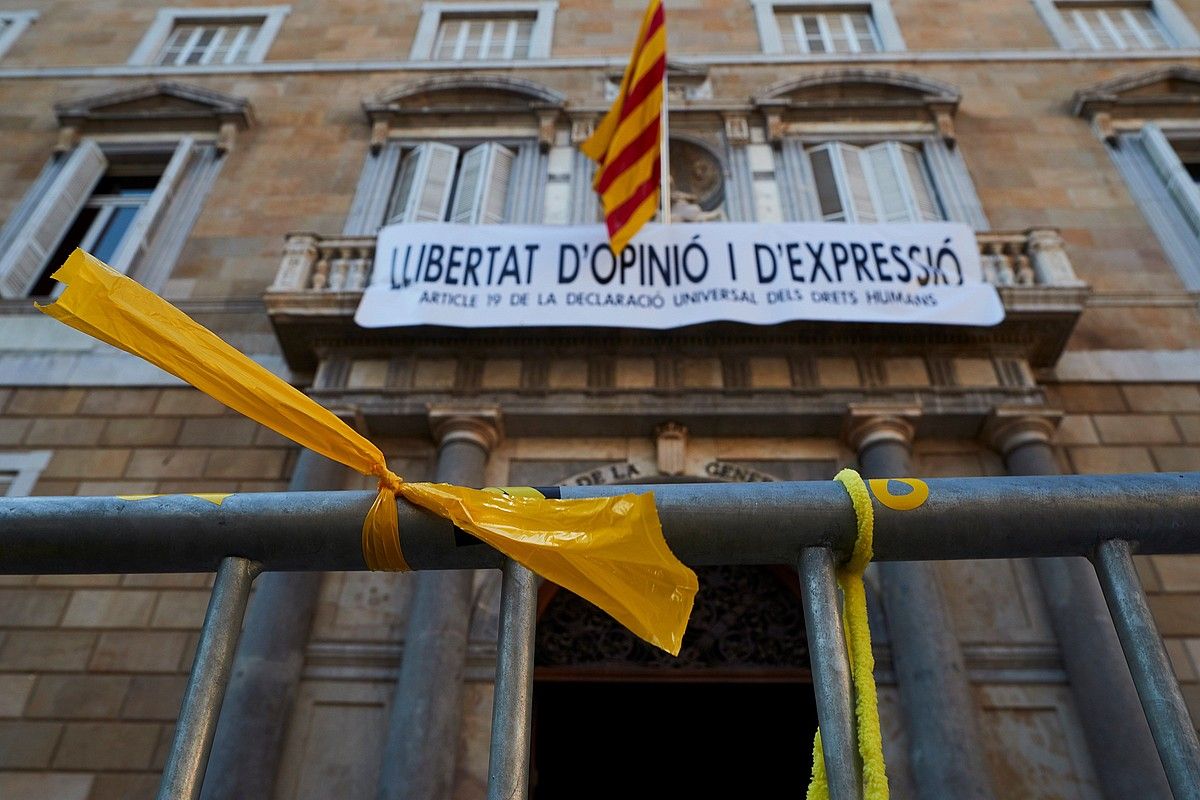 Adierazpen askatasunaren aldeko pankarta bat jarri zuten atzo arratsaldean Generalitatearen jauregian A. GARCIA / EFE. Adierazpen askatasunaren aldeko pankarta bat jarri zuten atzo arratsaldean Generalitatearen jauregian A. GARCIA / EFE.