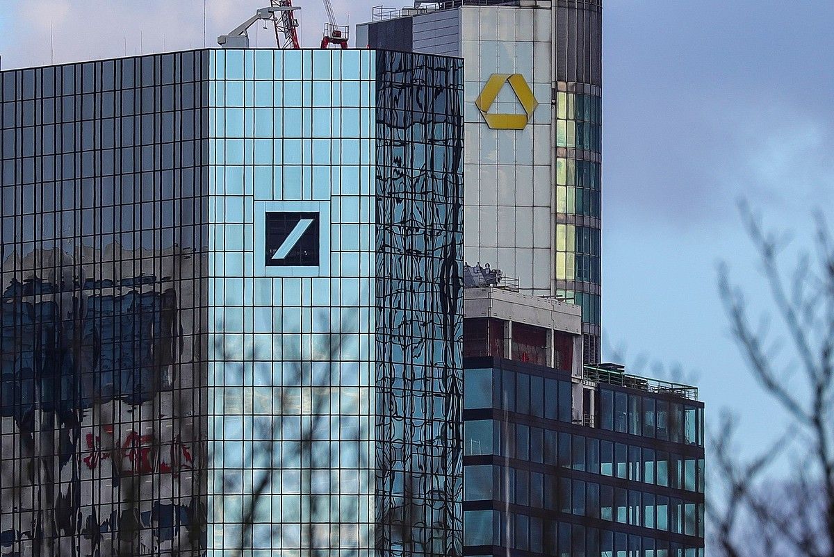 Elkarren ondoan daude Deutsche Banken eta Commerzbanken egoitzak, Frankfurten. ARMANDO BABANI / EFE.