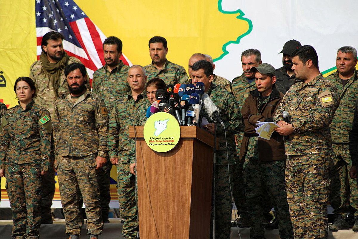 SDFren komandante Mazlum Abdi kalifa herriaren amaieraren berri ematen, atzo, Siria ekialdeko Al-Omar petrolio gunean. AHMED MARDNLI / EFE.