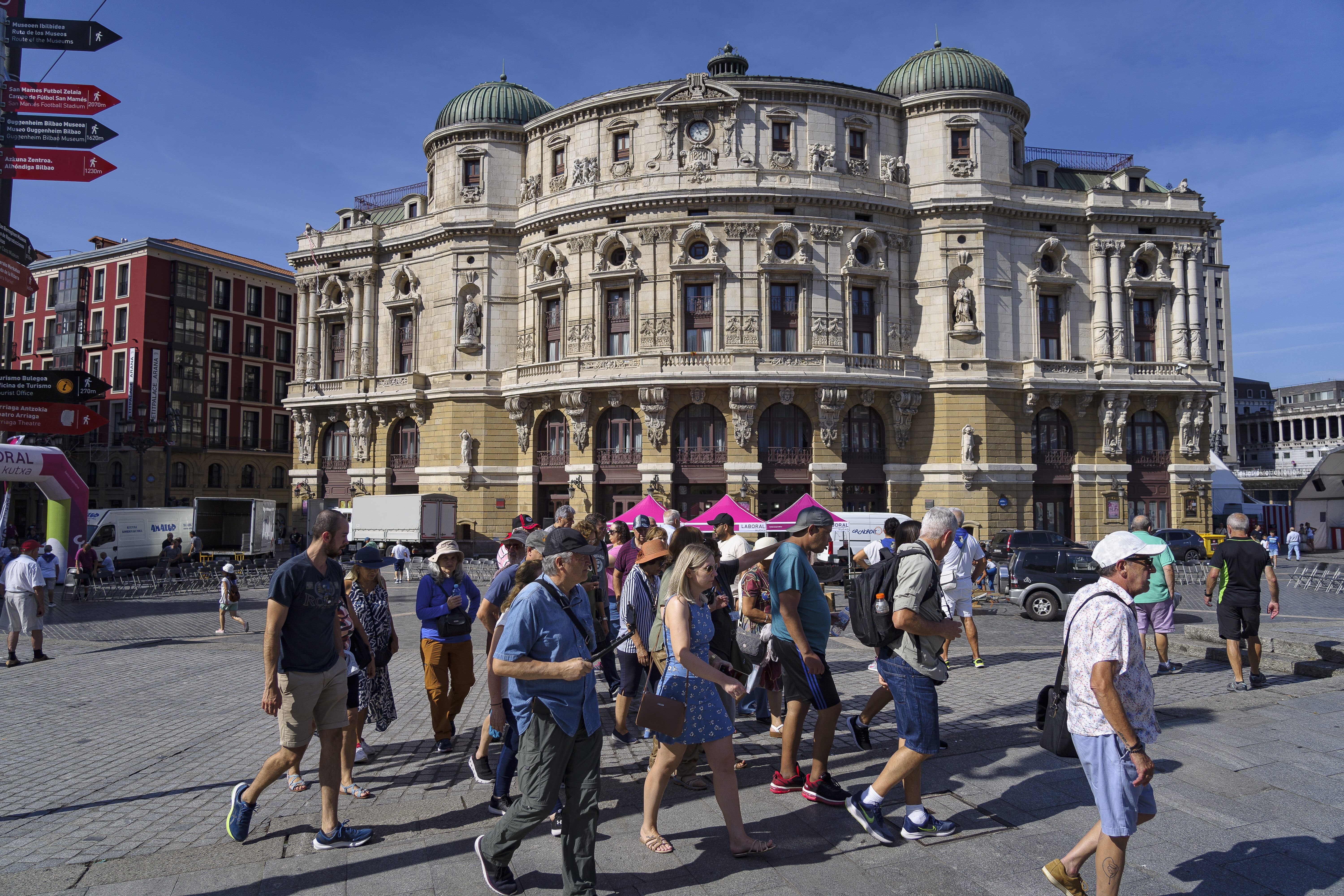 Turista talde bat Arriaga plazan, Bilboko erdialdean. ARITZ LOIOLA / FOKU