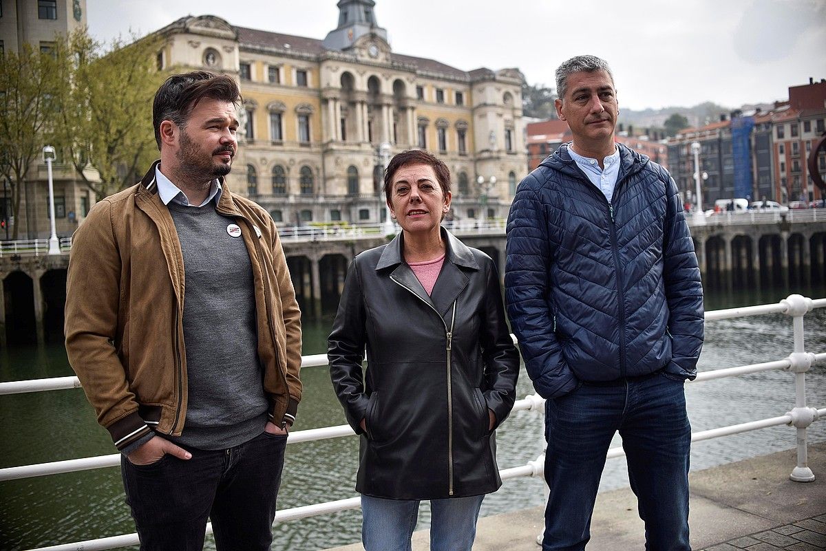 Gabriel Rufian ERCkoa eta Mertxe Aizpurua eta Oskar Matute EH Bildukoak, atzo, Bilbon. MIGUEL TOÑA / EFE. Gabriel Rufian ERCkoa eta Mertxe Aizpurua eta Oskar Matute EH Bildukoak, atzo, Bilbon. MIGUEL TOÑA / EFE.