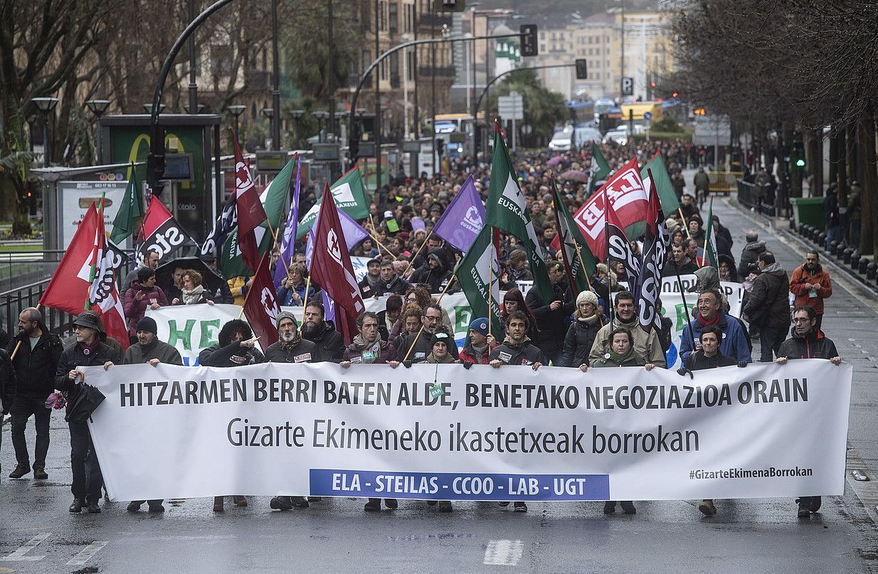 Kristau Eskolako eta IZEAko langileen manifestazioa, joan den urtarrilaren 25ean, Donostian. JON URBE / FOKU. Kristau Eskolako eta IZEAko langileen manifestazioa, joan den urtarrilaren 25ean, Donostian. JON URBE / FOKU.