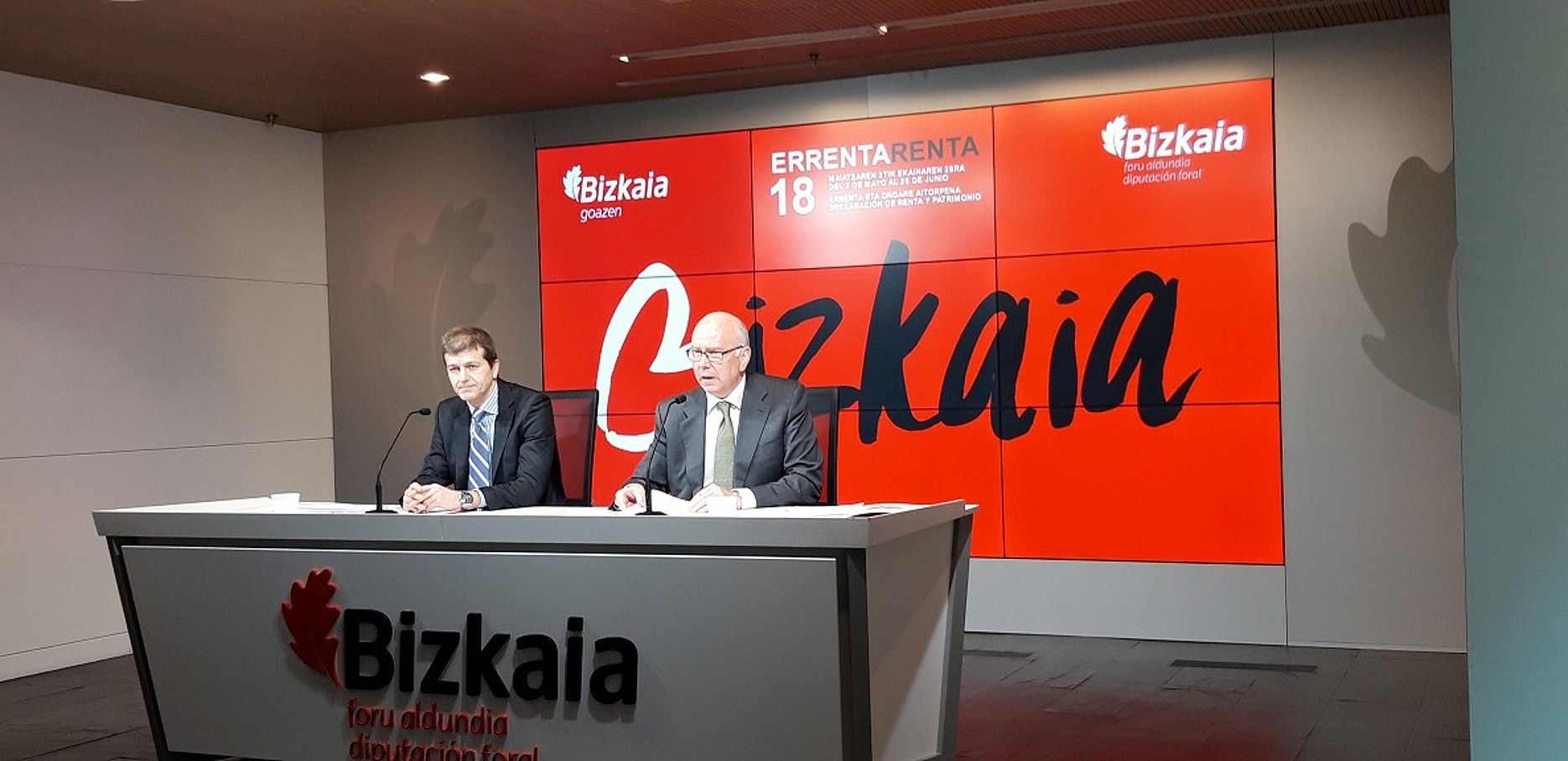 Jose Maria Iruarrizaga, ezkerrean, errenta aitorpenaren aurkezpen ekitaldian. BERRIA. Jose Maria Iruarrizaga, ezkerrean, errenta aitorpenaren aurkezpen ekitaldian. BERRIA.