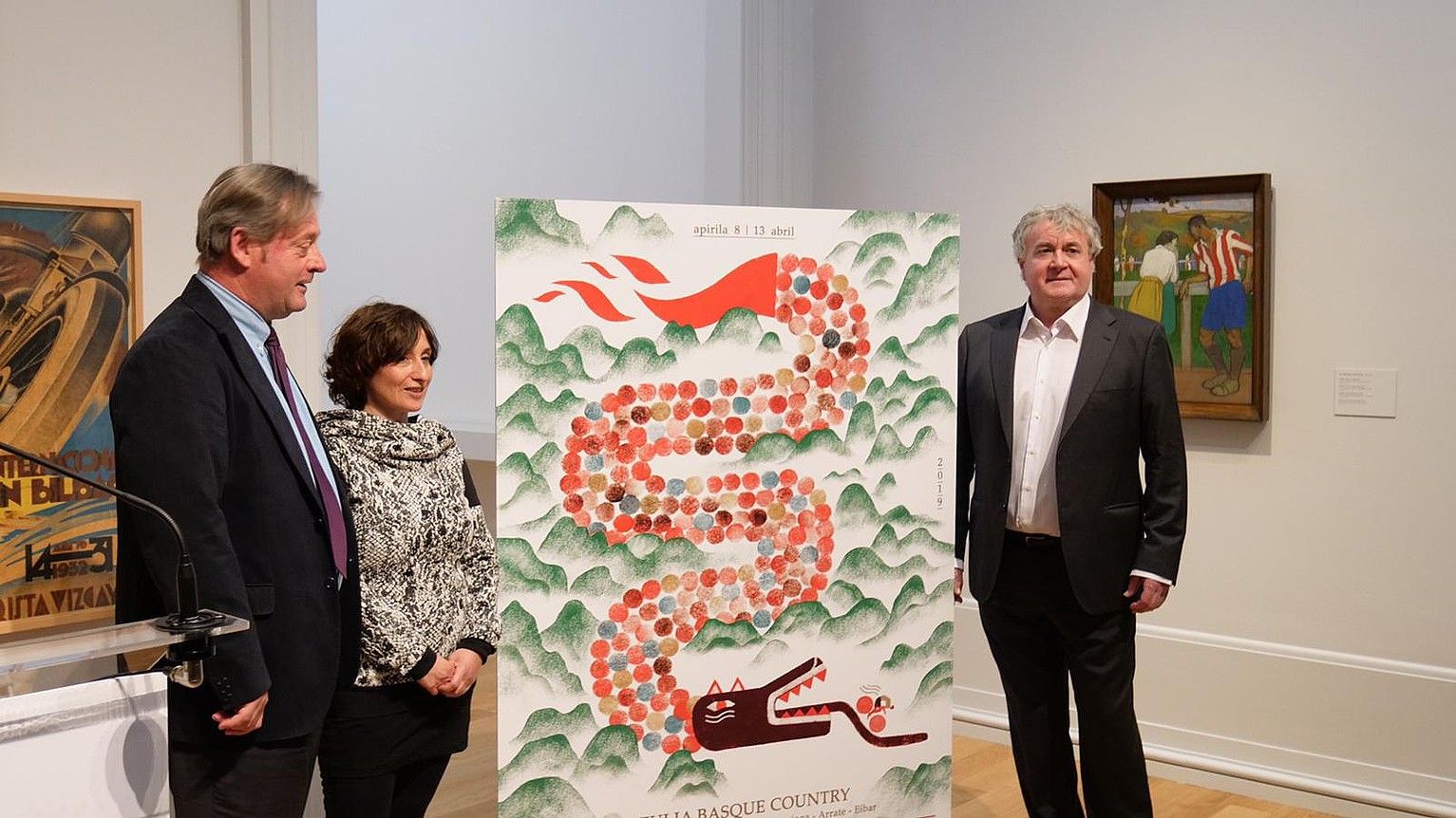 Bingen Zupiria, Yolanda Mosquera eta Julian Eraso, kartelarekin, atzo. ITZULIA.