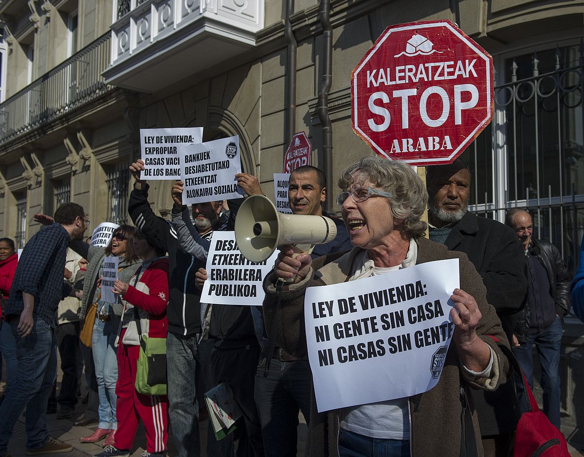 Kaleratzeen aurka Eusko Legebiltzarraren aurrean eginiko protesta bat. JUANAN RUIZ / FOKU. Kaleratzeen aurka Eusko Legebiltzarraren aurrean eginiko protesta bat. JUANAN RUIZ / FOKU.