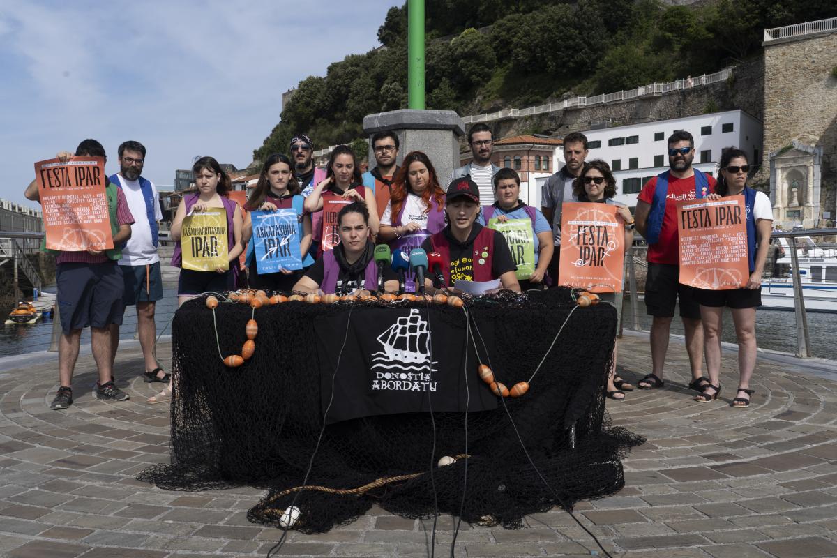 Donostiako Piratek gaur goizean Donostiako kaian eman duten prentsaurrekoa. GORKA RUBIO / FOKU