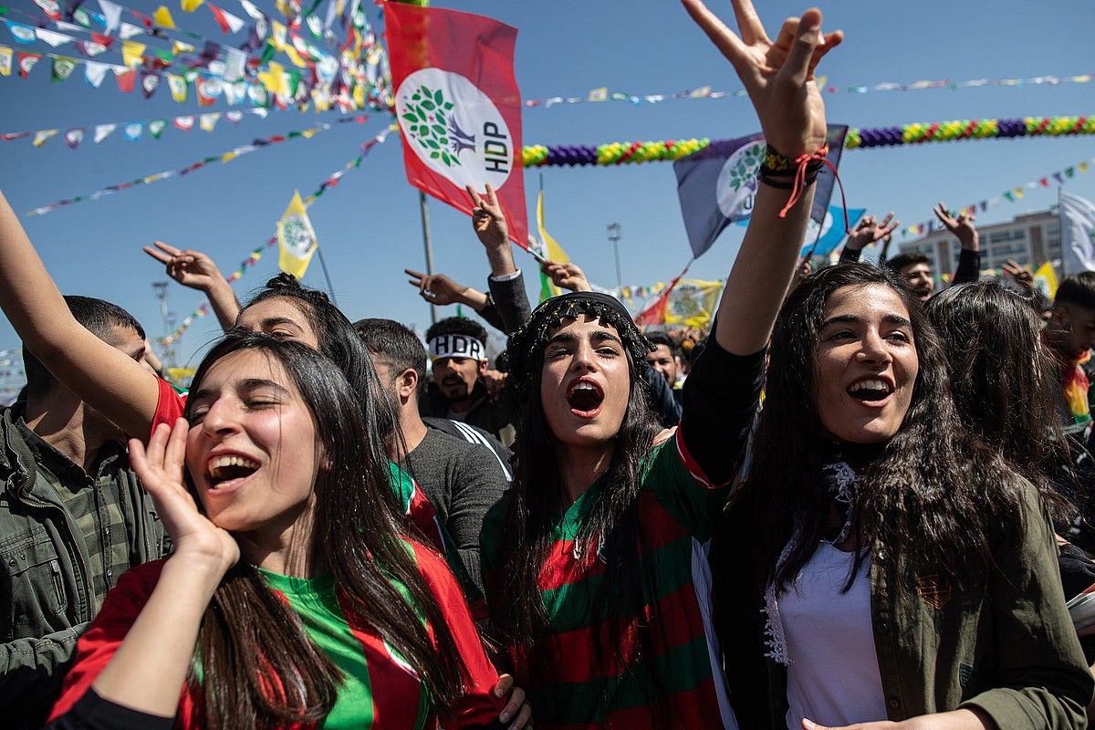 Kurduen Newroz jai nazionalaren ospakizunak, duela astebete, Diyarbakir hirian. SEDAT SUNA / EFE.