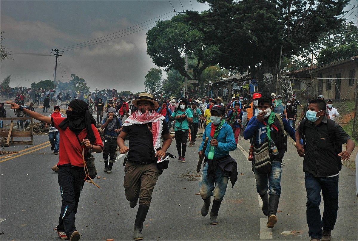 Lehen lerroan protestan diren indigenak, Caucan. BERTA CAMPRUBI.