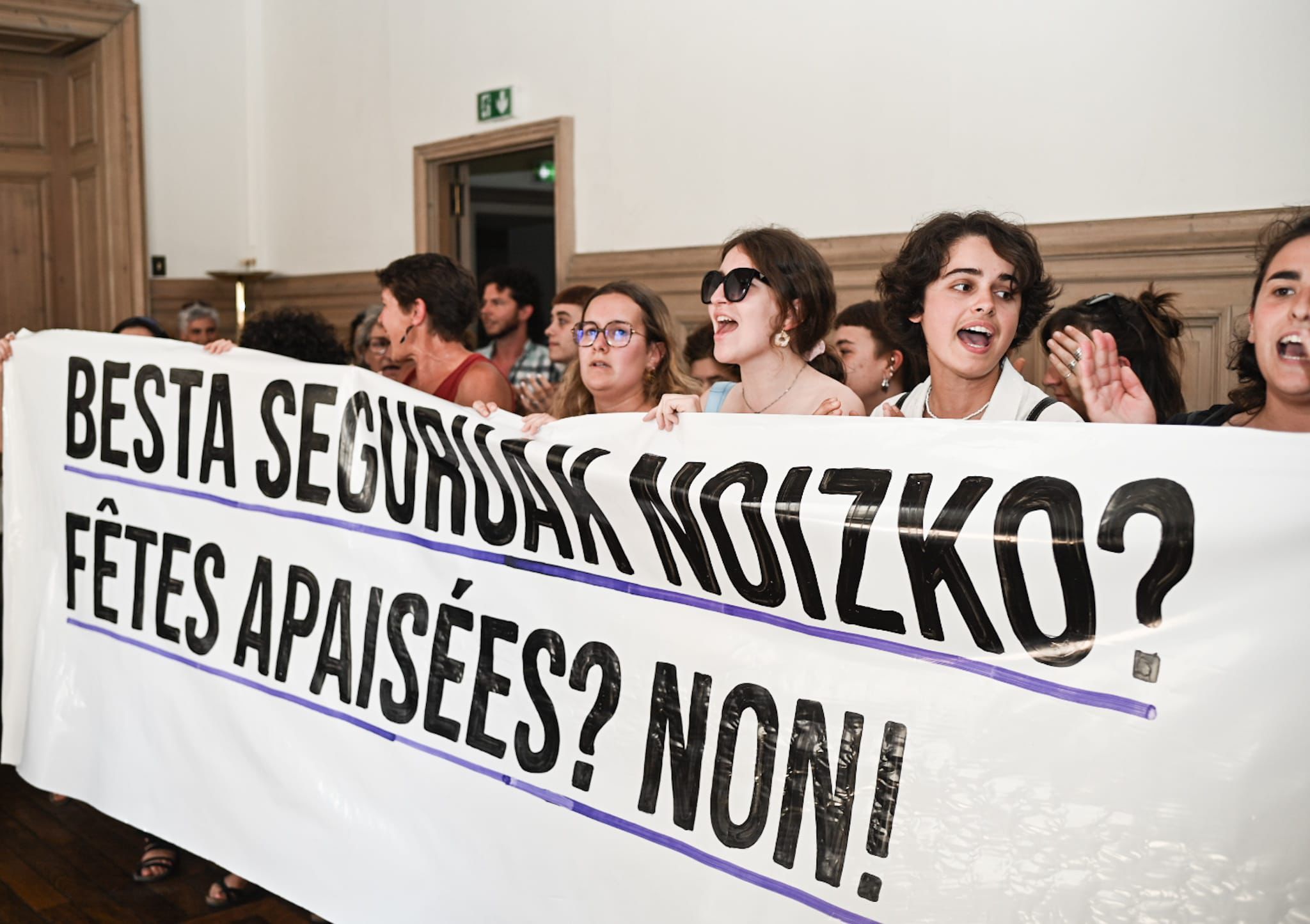 Mugimendu feministak egindako protesta, gaur arratsaldean, Baionan. PATXI BELTZAIZ