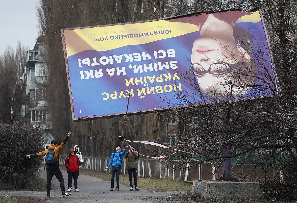 Julia Timoxenko lehen ministro ohi eta presidentetzarako hautagaiaren kanpainako kartel bat erorita, Kieven. SERGEY DOLZHENKO / EFE.