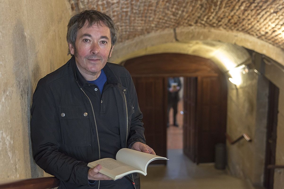 Patxi Zubizarreta idazlea atzo, Donostian, lan berria aurkeztu berritan. ANDONI CANELLADA / FOKU. Patxi Zubizarreta idazlea atzo, Donostian, lan berria aurkeztu berritan. ANDONI CANELLADA / FOKU.