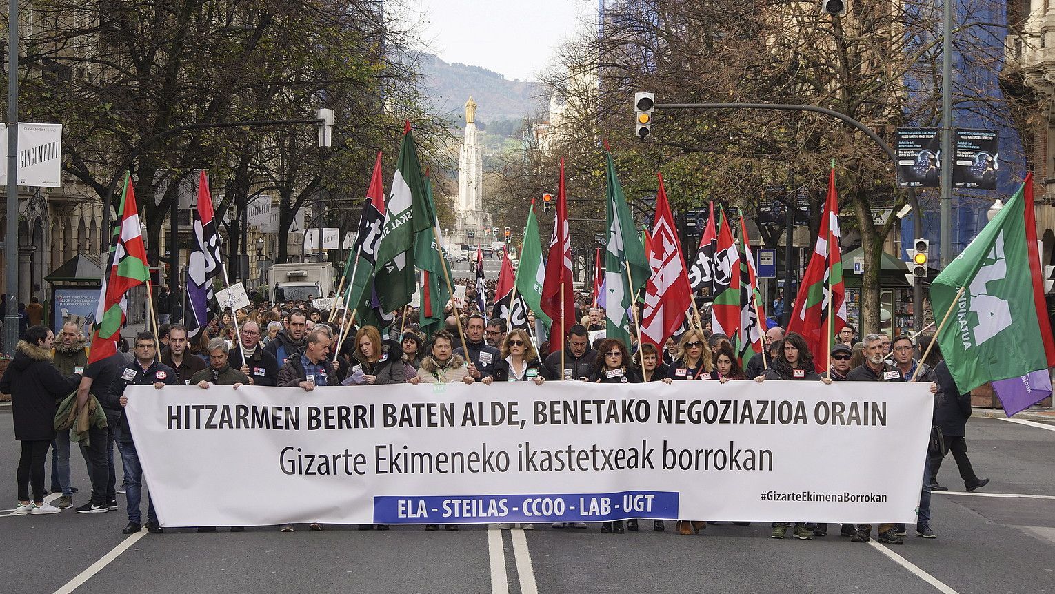 Kristau Eskolako eta IZEAko langileen manifestazioa, Bilboko Kale Nagusian. MONIKA DEL VALLE / FOKU. Kristau Eskolako eta IZEAko langileen manifestazioa, Bilboko Kale Nagusian. MONIKA DEL VALLE / FOKU.