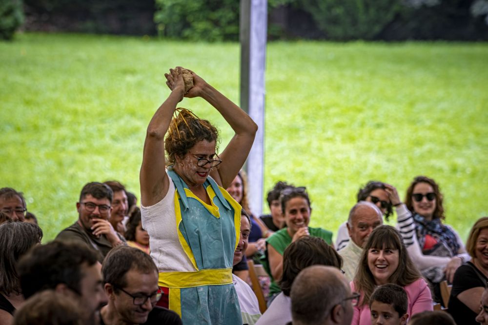 Bea Larrañaga 'Bonba bat naiz' ikuskizuna antzezten, Kantabriako Emakume Pailazo jaialdian. AUREO GOMEZ