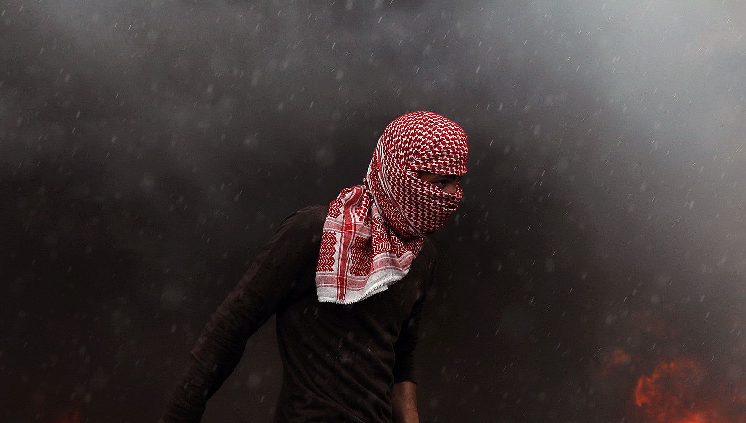 Palestinar bat, atzo, Ramallah hirian. Zisjordanian ere enfrentamenduak izan ziren. ALAA BADARNEH / EFE. Palestinar bat, atzo, Ramallah hirian. Zisjordanian ere enfrentamenduak izan ziren. ALAA BADARNEH / EFE.