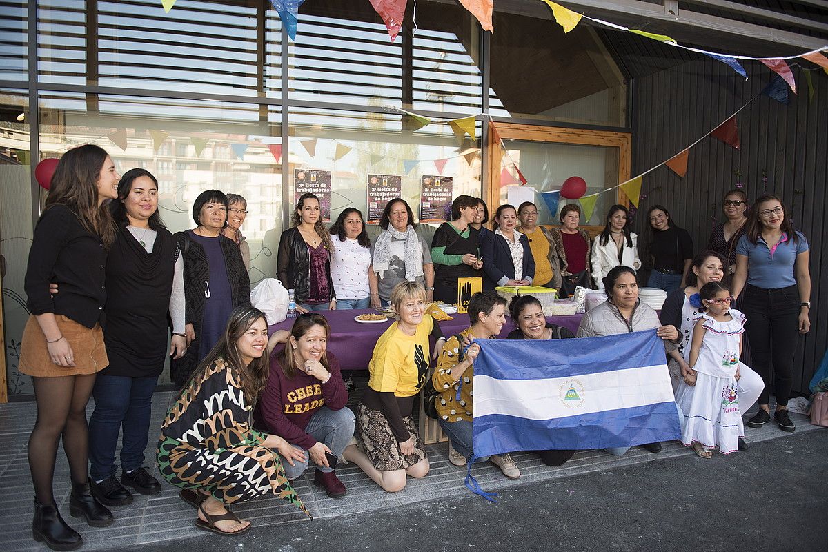 Jan-edanak etxetik eraman, Emakumeen Etxea apaindu, eta festara batu ziren dozenaka emakume. J. C. RUIZ / FOKU. Jan-edanak etxetik eraman, Emakumeen Etxea apaindu, eta festara batu ziren dozenaka emakume. J. C. RUIZ / FOKU.
