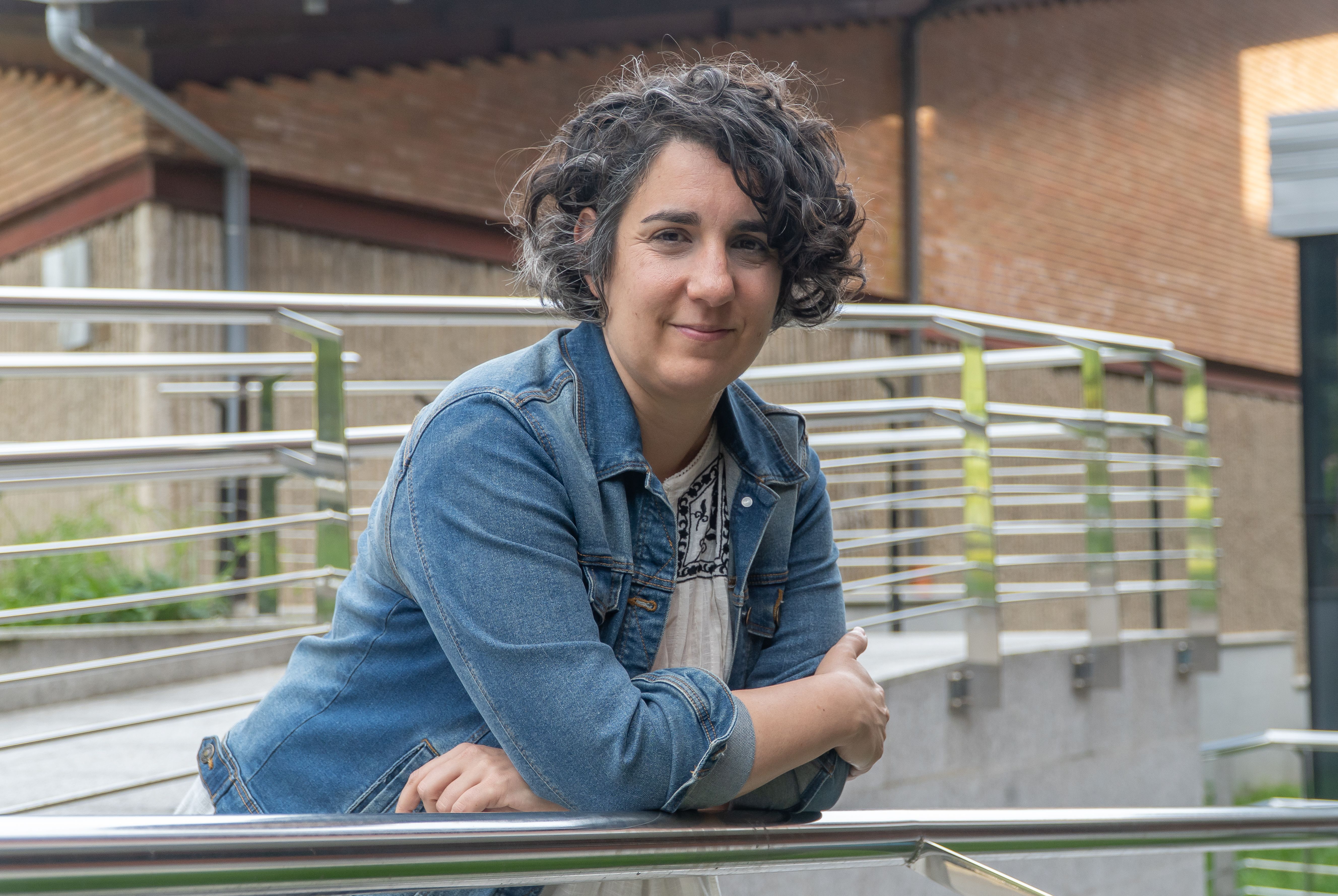 Miren Berasategi Zeberio, 'Erresistentzia antifeministak' ikerketaren sortzaileetako bat, Deustuko Unibertsitateko campusean, Donostian. ANDONI CANELLADA / FOKU