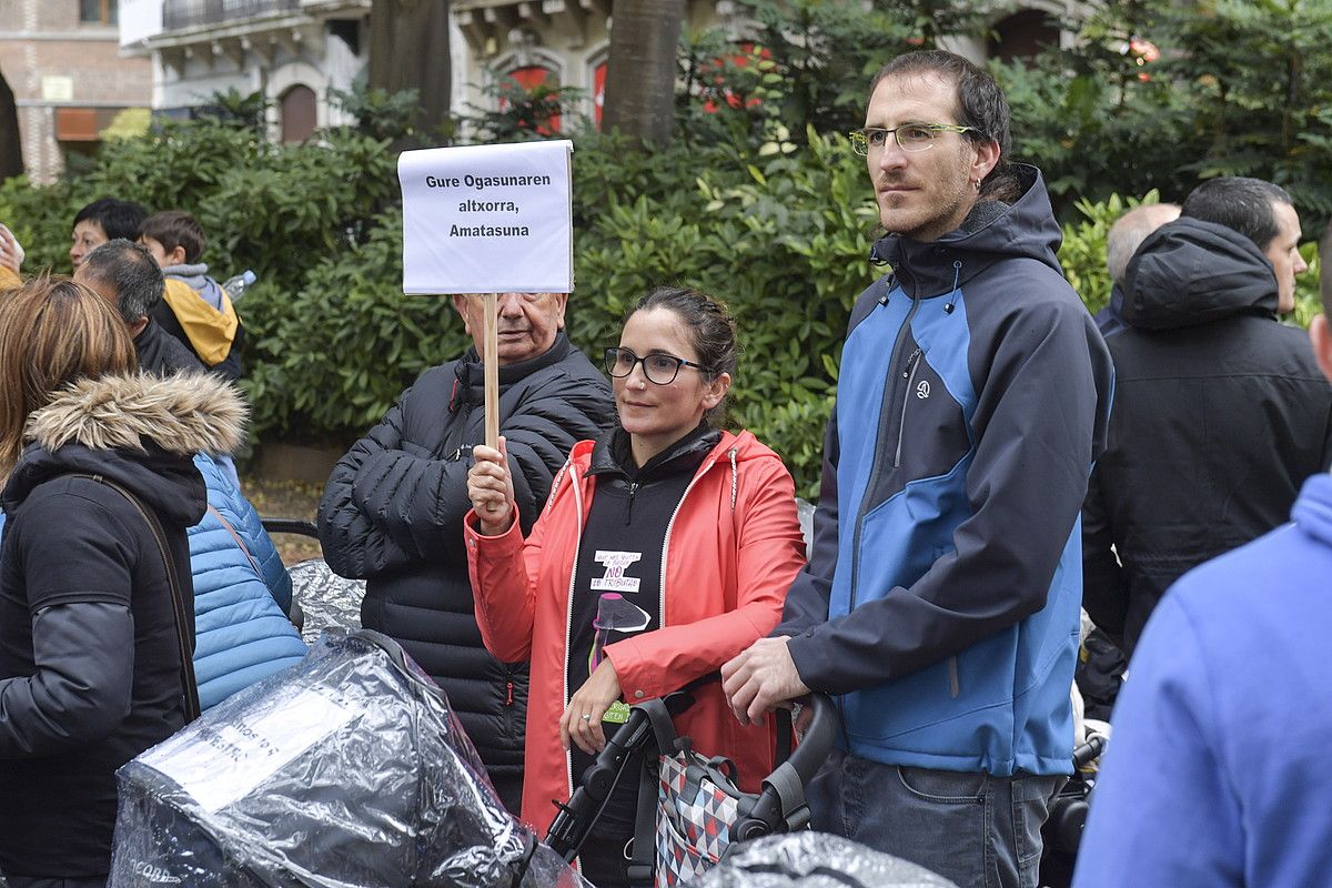 Bikote bat, amatasun baimenen zerga atxikipenen aurkako protesta batean, Iruñean, aurreko astean. I. ZABALETA / FOKU. Bikote bat, amatasun baimenen zerga atxikipenen aurkako protesta batean, Iruñean, aurreko astean. I. ZABALETA / FOKU.
