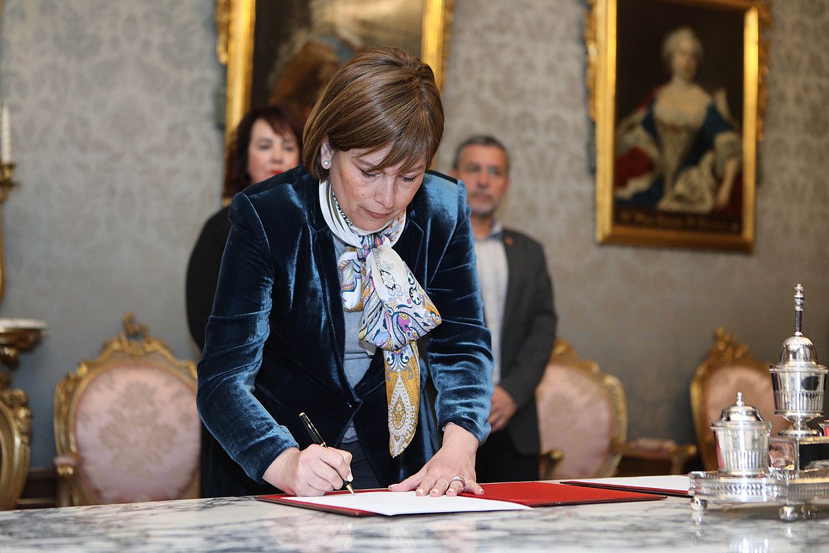 Uxue Barkos Nafarroako lehendakaria, hauteskunde deialdiaren dekretua sinatzen, atzo Iruñean. BERRIA. Uxue Barkos Nafarroako lehendakaria, hauteskunde deialdiaren dekretua sinatzen, atzo Iruñean. BERRIA.