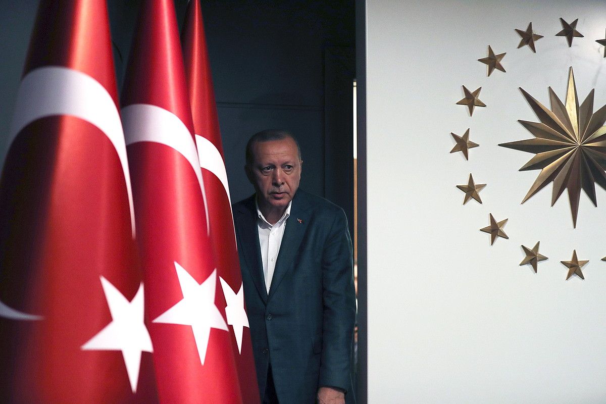 Recep Tayyip Erdogan Turkiako presidentea, herenegun, bozen emaitzen ostean egindako agerraldian, Istanbulen. TOLGA BOZOGLU / EFE. Recep Tayyip Erdogan Turkiako presidentea, herenegun, bozen emaitzen ostean egindako agerraldian, Istanbulen. TOLGA BOZOGLU / EFE.