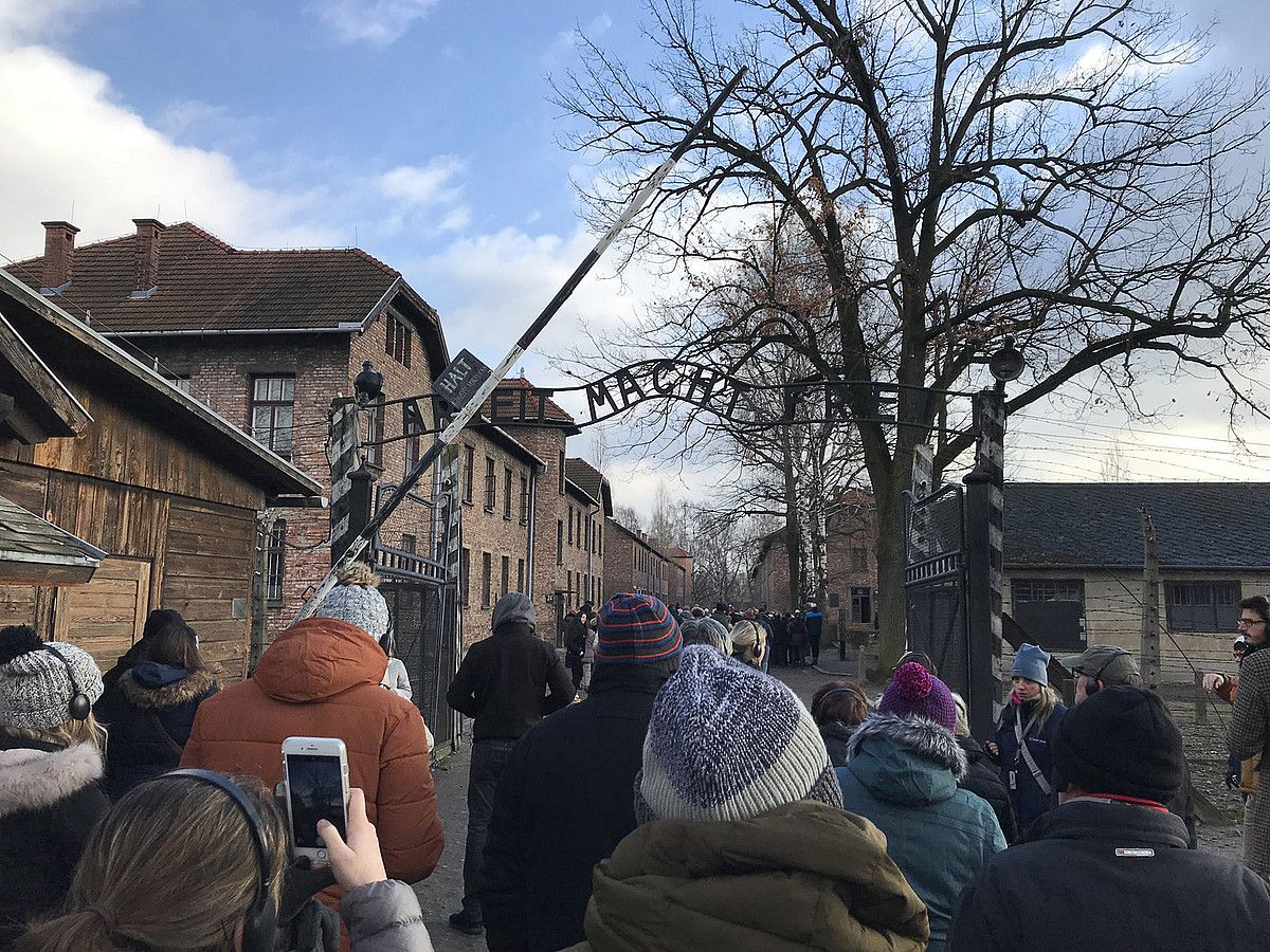Auschwitz-Birkenau museoak Twitterren zabaldu dituen irudiak: museokoak eta Berlinen ateratakoak. BERRIA.