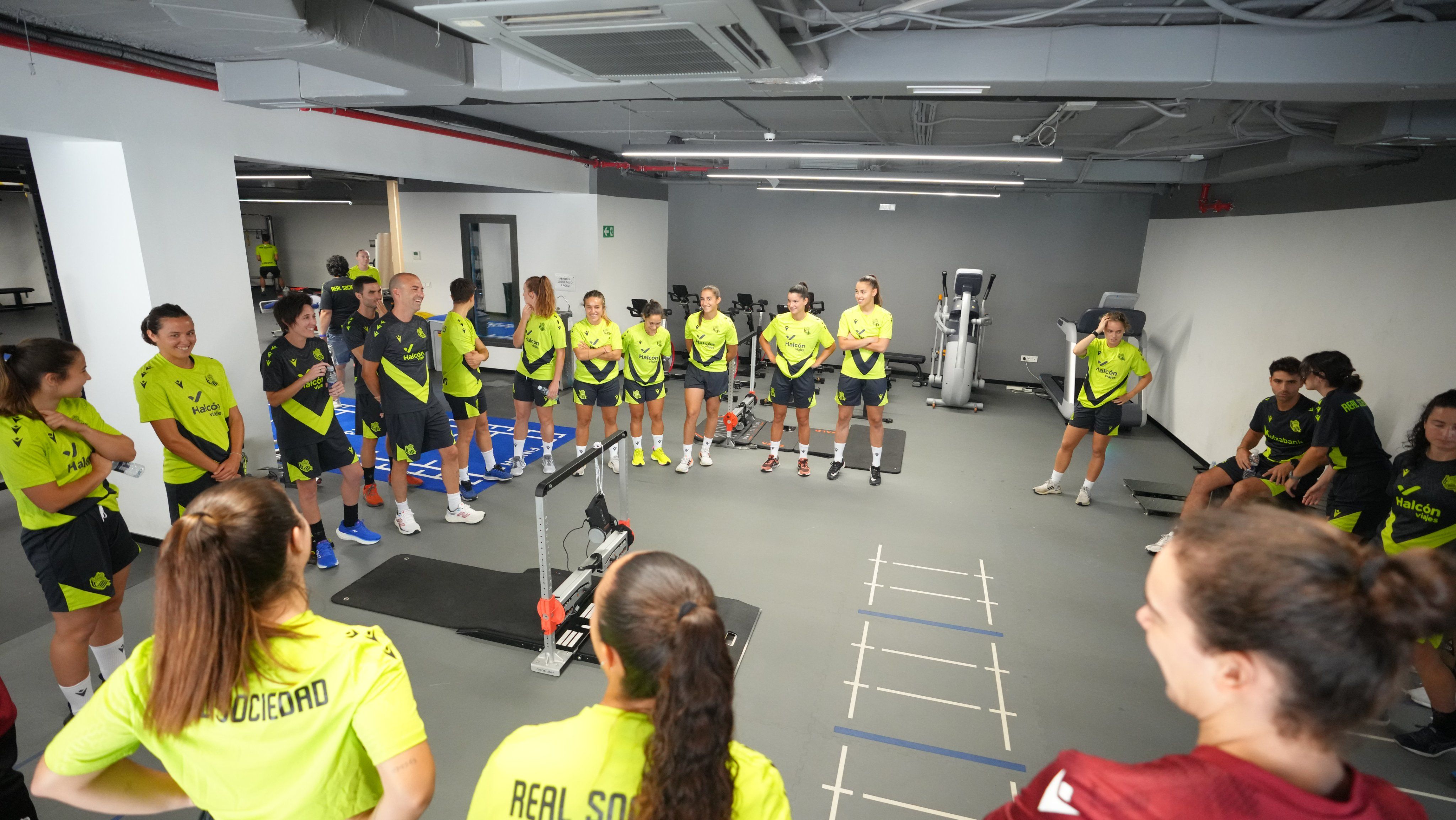 Realeko jokalariak Zubietako gimnasioan, lehen entrenamendu saioan. REALA