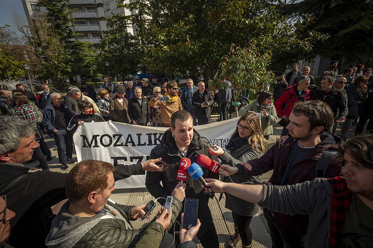 Mikel Saenz de Buruaga hedabideen aurrean hitz egiten, epaitegietan sartu aurretik, atzo. JAIZKI FONTANEDA /FOKU.