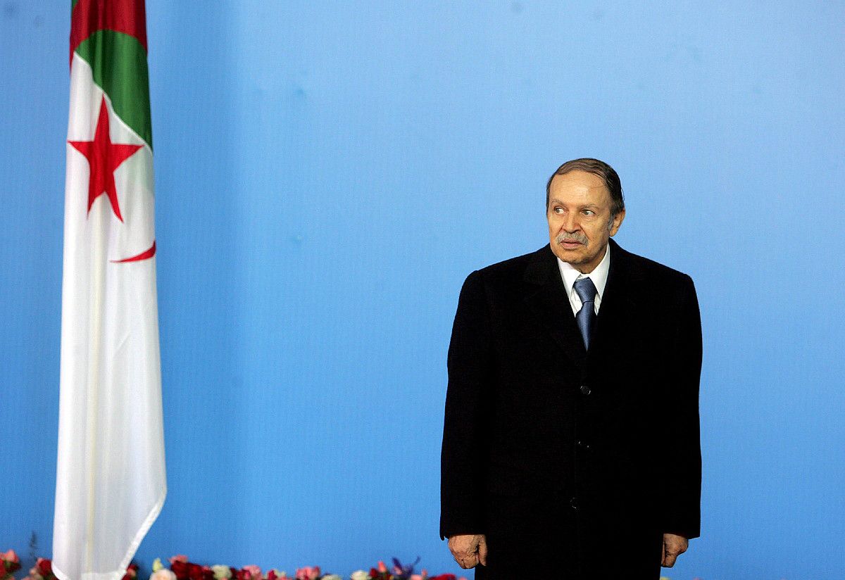 Abdelaziz Buteflika, 2007an egindako argazki batean, Aljerren. Bost bat urte dira ez dela publikoaren aurrean agertu. MOHAMED MESSARA / EFE. Abdelaziz Buteflika, 2007an egindako argazki batean, Aljerren. Bost bat urte dira ez dela publikoaren aurrean agertu. MOHAMED MESSARA / EFE.