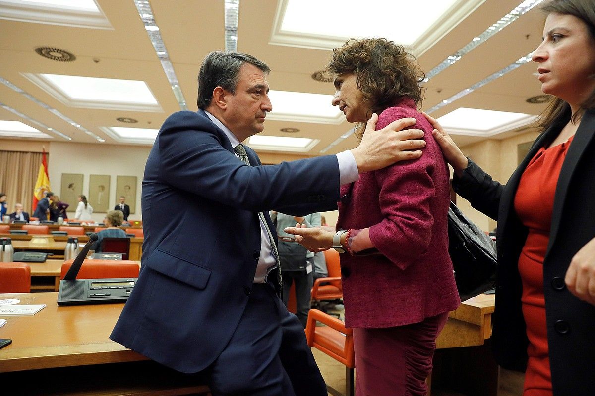 Aitor Esteban EAJko diputatua eta María Jesus Montero Espainiako Ogasun ministroa, atzo. JUAN CARLOS HIDALGO / EFE. Aitor Esteban EAJko diputatua eta María Jesus Montero Espainiako Ogasun ministroa, atzo. JUAN CARLOS HIDALGO / EFE.