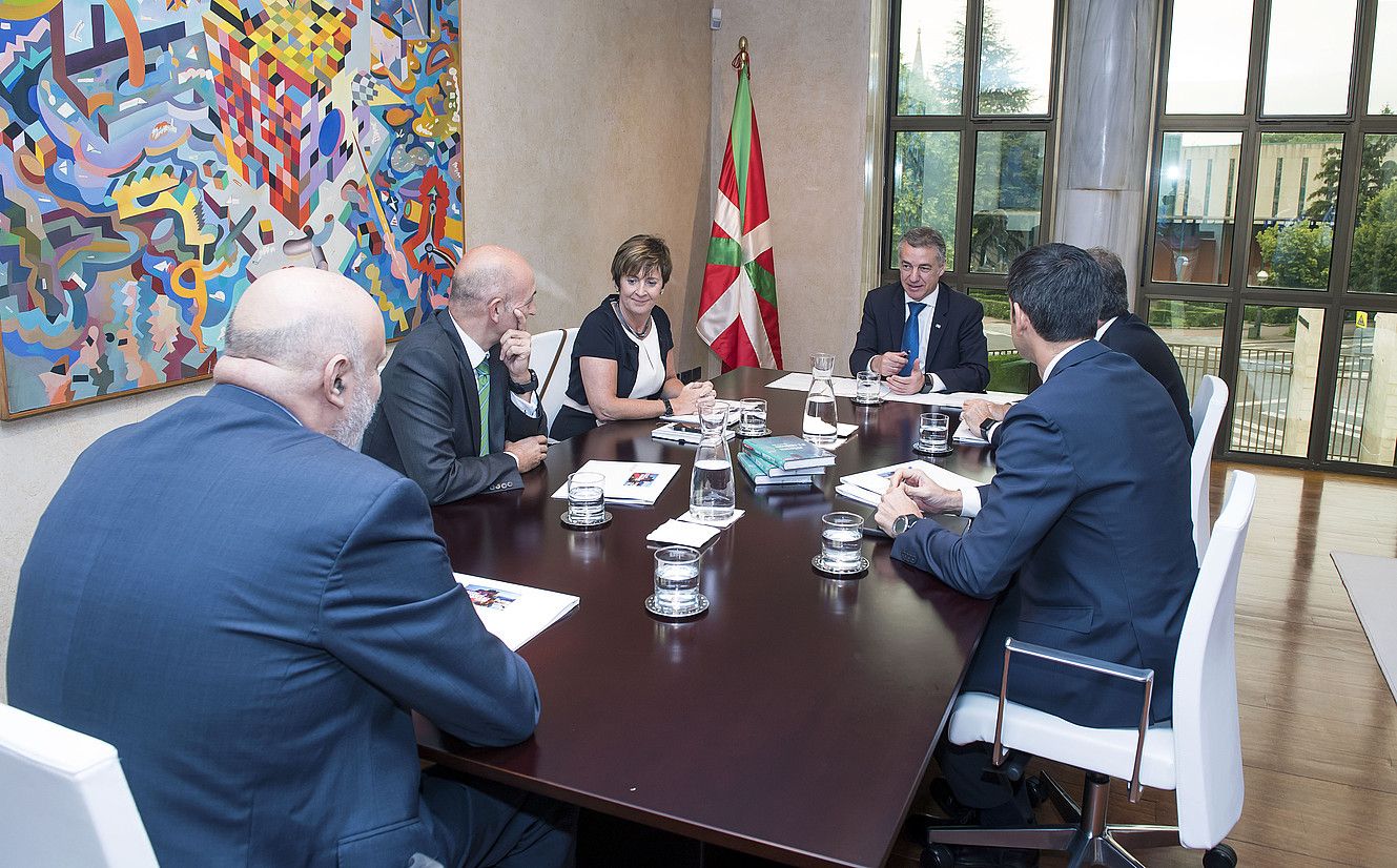 Iñigo Urkullu eta Arantxa Tapia Accentureko ordezkariekin, atzo. MIKEL ARRAZOLA.