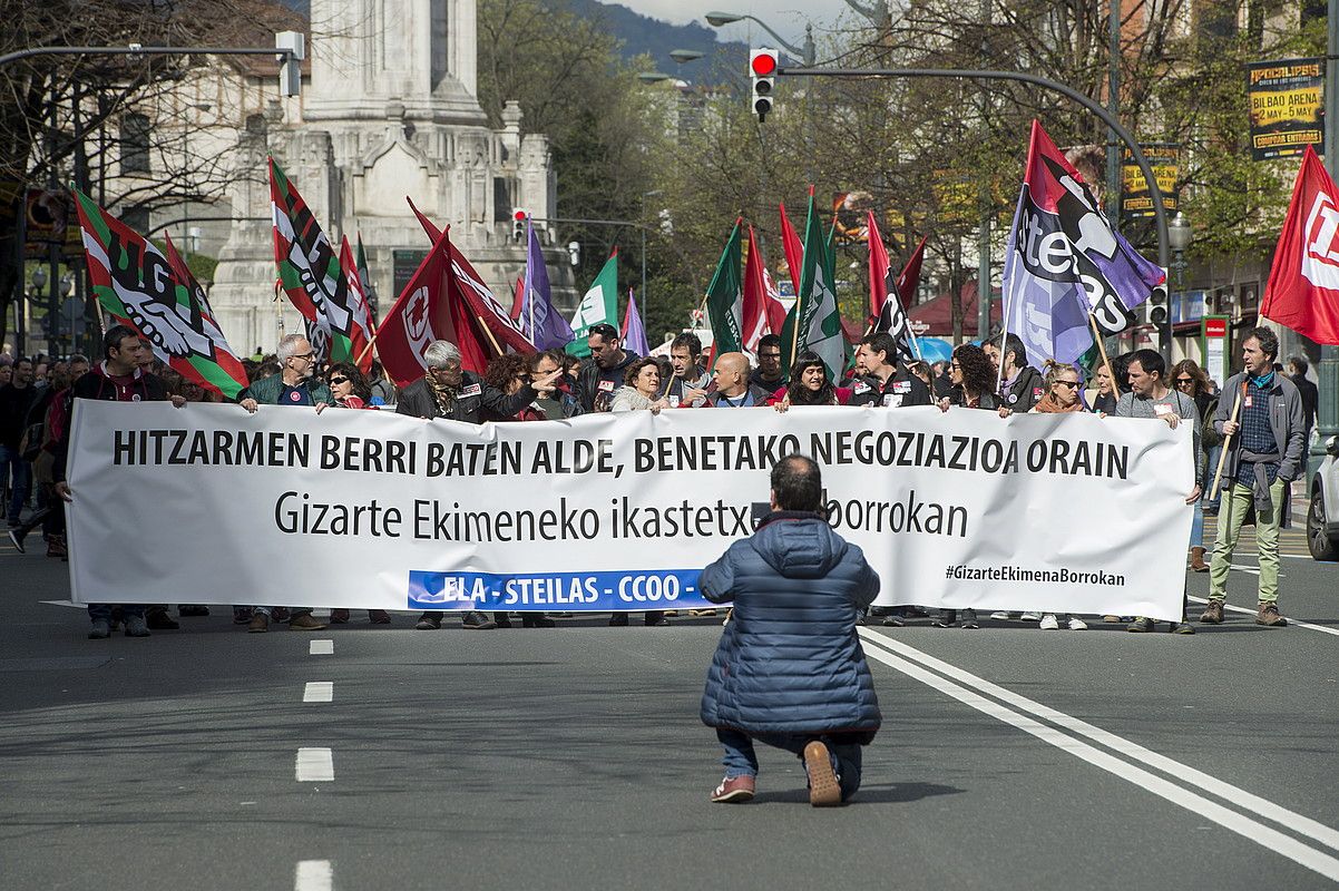 Joan den asteleheneko manifestazioa, Bilboko Kale Nagusian. MONIKA DEL VALLE / FOKU. Joan den asteleheneko manifestazioa, Bilboko Kale Nagusian. MONIKA DEL VALLE / FOKU.