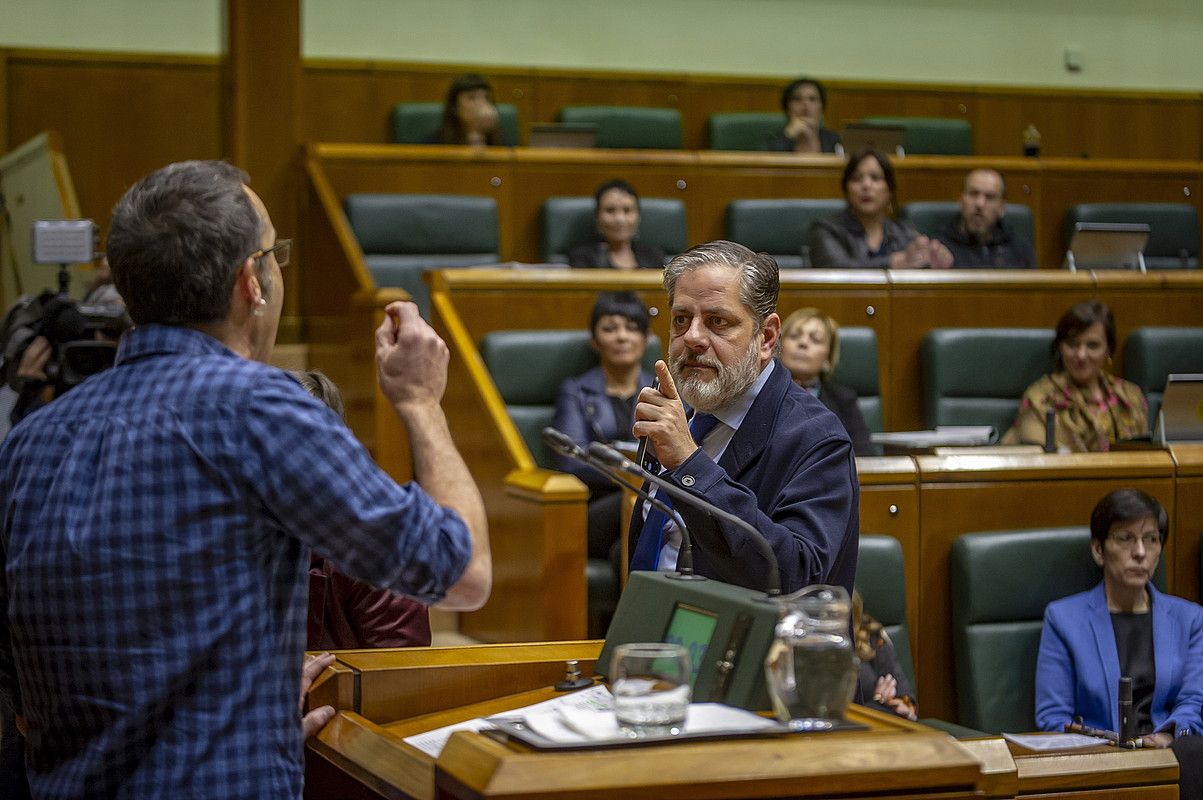 Julen Arzuaga EH Bilduko parlamentaria eta Javier Ruiz de Arbulo PPko legebiltzarkidea eztabaidan, PPkoak aretotik irteten ari zirenean. JAIZKI FONTANEDA / FOKU.