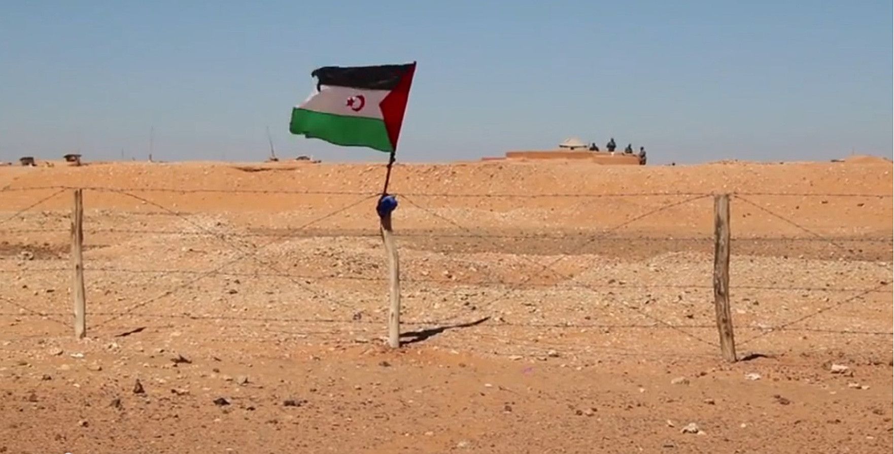 Mendebaldeko Sahara bitan zatitzen duen murruak 2.720 kilometro luze ditu. GRITOS CONTRA EL MURO.