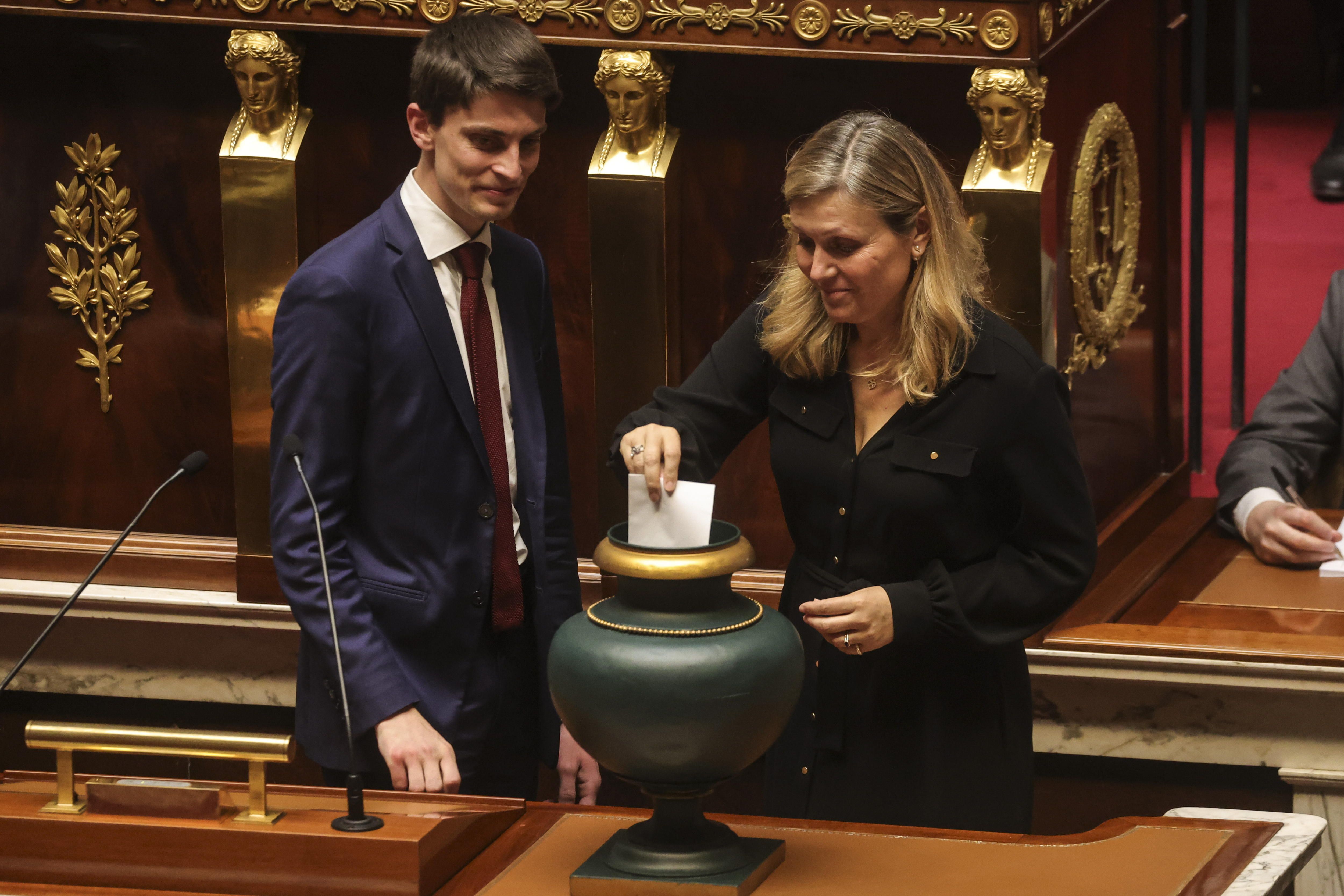 Yael Braun-Pivet Frantziako Asanbleako presidentea, botoa ematen, gaur. TERESA SUAREZ / EFE