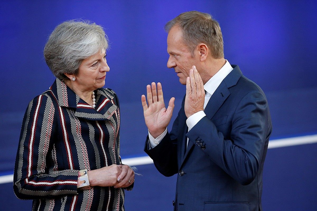 Theresa May eta Donald Tusk hitz egiten, joan den urriaren 18an, Bruselan. JULIEN WARNAND / EFE.