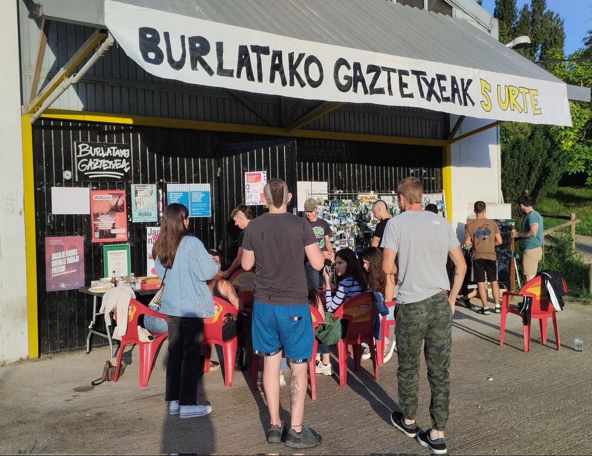  Zenbait gazte Burlatako gaztetxearen atarian, bosgarren urteurreneko ekitaldi batean, iazko ekainean. BURLATAKO GAZTETXEA