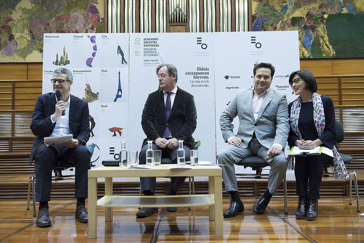 Oriol Roch Euskadiko Orkestra Sinfonikoko zuzendari nagusia, Bingen Zupiria Eusko Jaurlaritzako Kultura sailburua eta Robert Treviño orkestrako zuzendari titularra —itzultzailea alboan duela—, atzo, EOSek Donostian duen egoitzan, denboraldi berriaren aurkezpenean. JUAN CARLOS RUIZ / FOKU. Oriol Roch Euskadiko Orkestra Sinfonikoko zuzendari nagusia, Bingen Zupiria Eusko Jaurlaritzako Kultura sailburua eta Robert Treviño orkestrako zuzendari titularra —itzultzailea alboan duela—, atzo, EOSek Donostian duen egoitzan, denboraldi berriaren aurkezpenean. JUAN CARLOS RUIZ / FOKU.