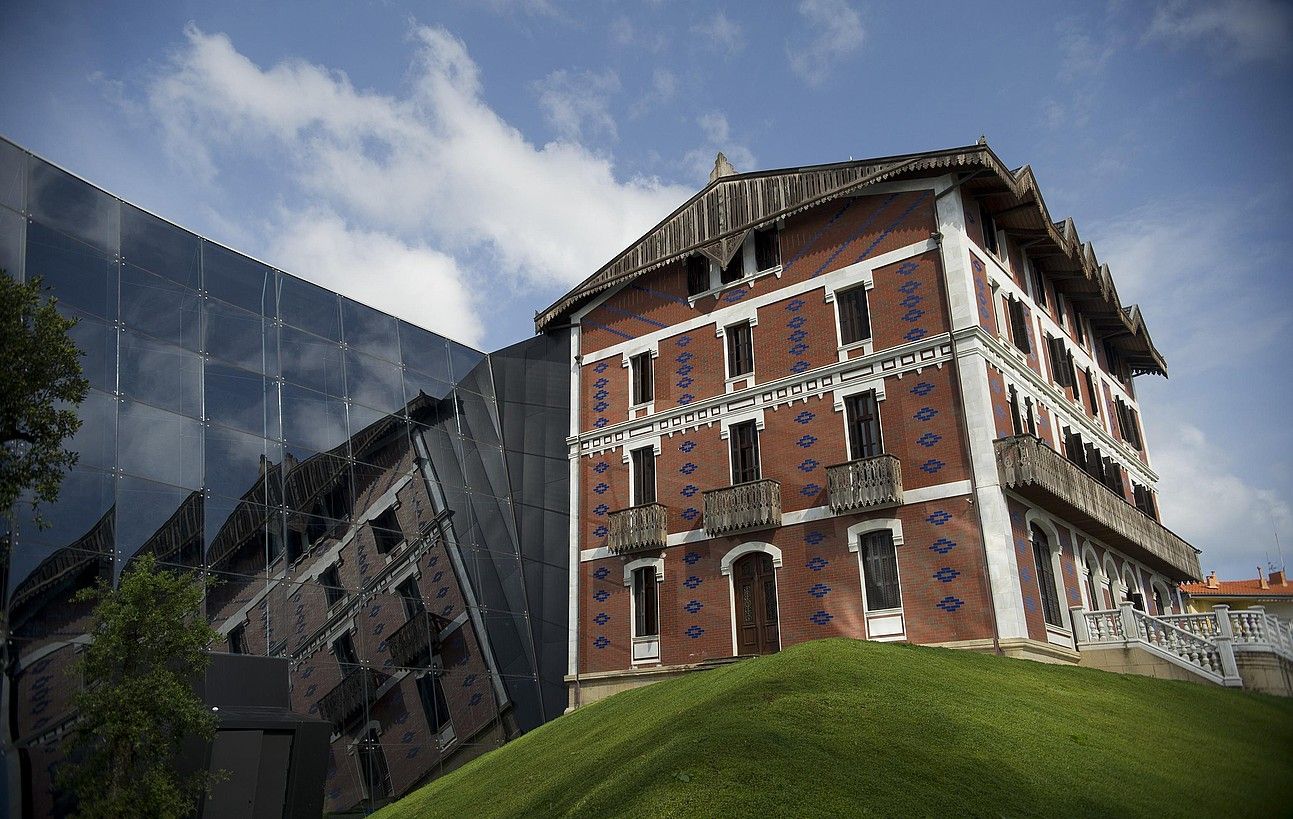 Balentziaga Museoa 2011ko ekainaren 7an inauguratu zuten, Getarian. Inauguratu eta hiru astera egina da argazkia. BALENTZIAGA MUSEOA.