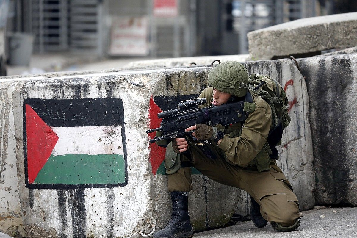 Israelgo soldadu bat Zisjordaniako Hebron hirian, iragan hilean, palestinarren protesta batean. ABED AL HASHLAMOUN / EFE.