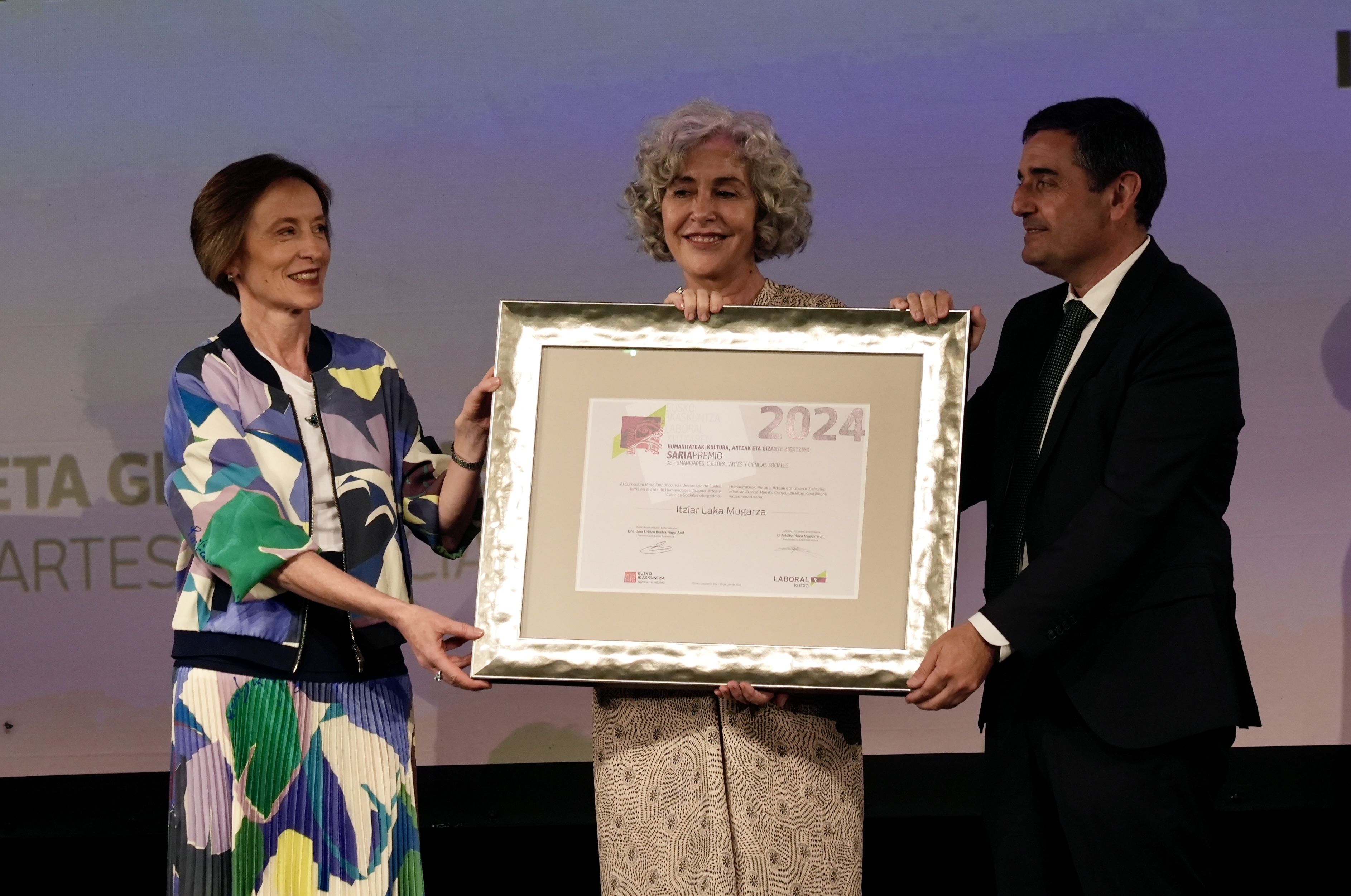 Itziar Laka (erdian), Eusko Ikaskuntza saria jasotzen. ANDONI CANELLADA / FOKU