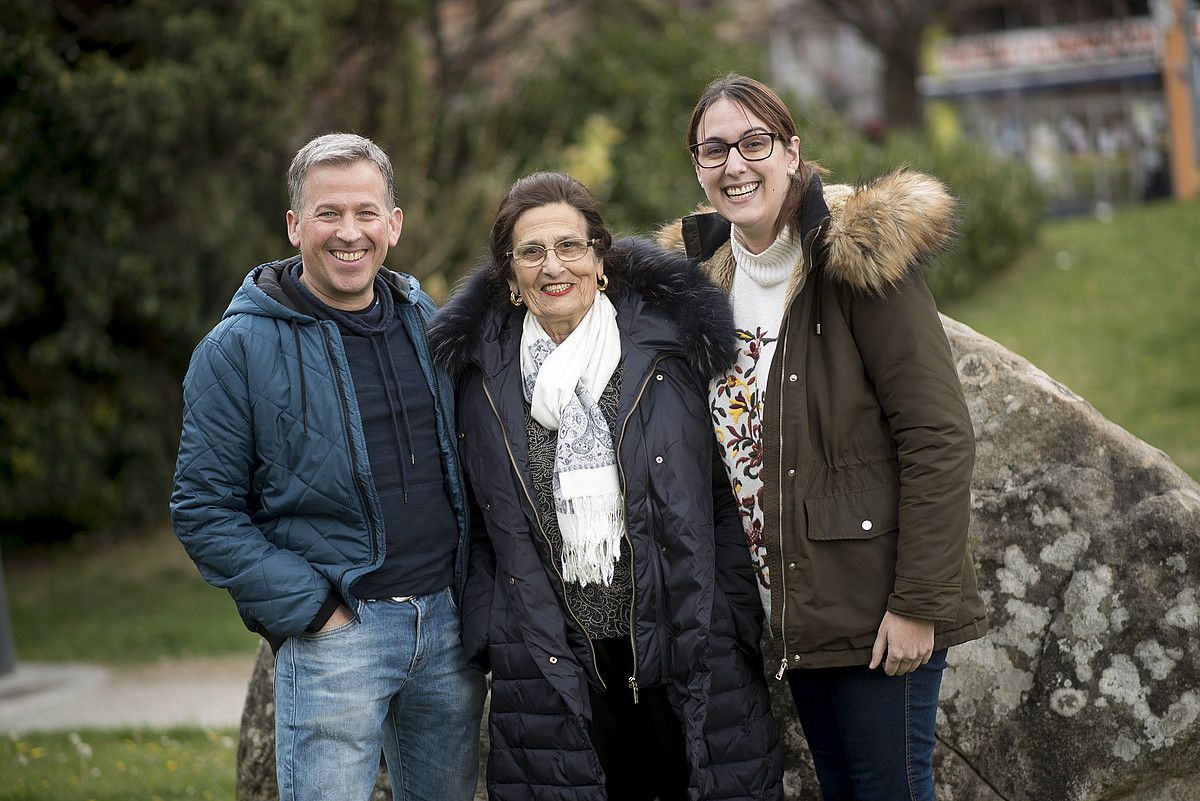 Hiru belaunaldi. Alberto Asin, Agustina Cerillo eta Stephanie Crespo Nafarroako Bumeran Australia elkarteko kideak. IÑIGO URIZ / @FOKU.