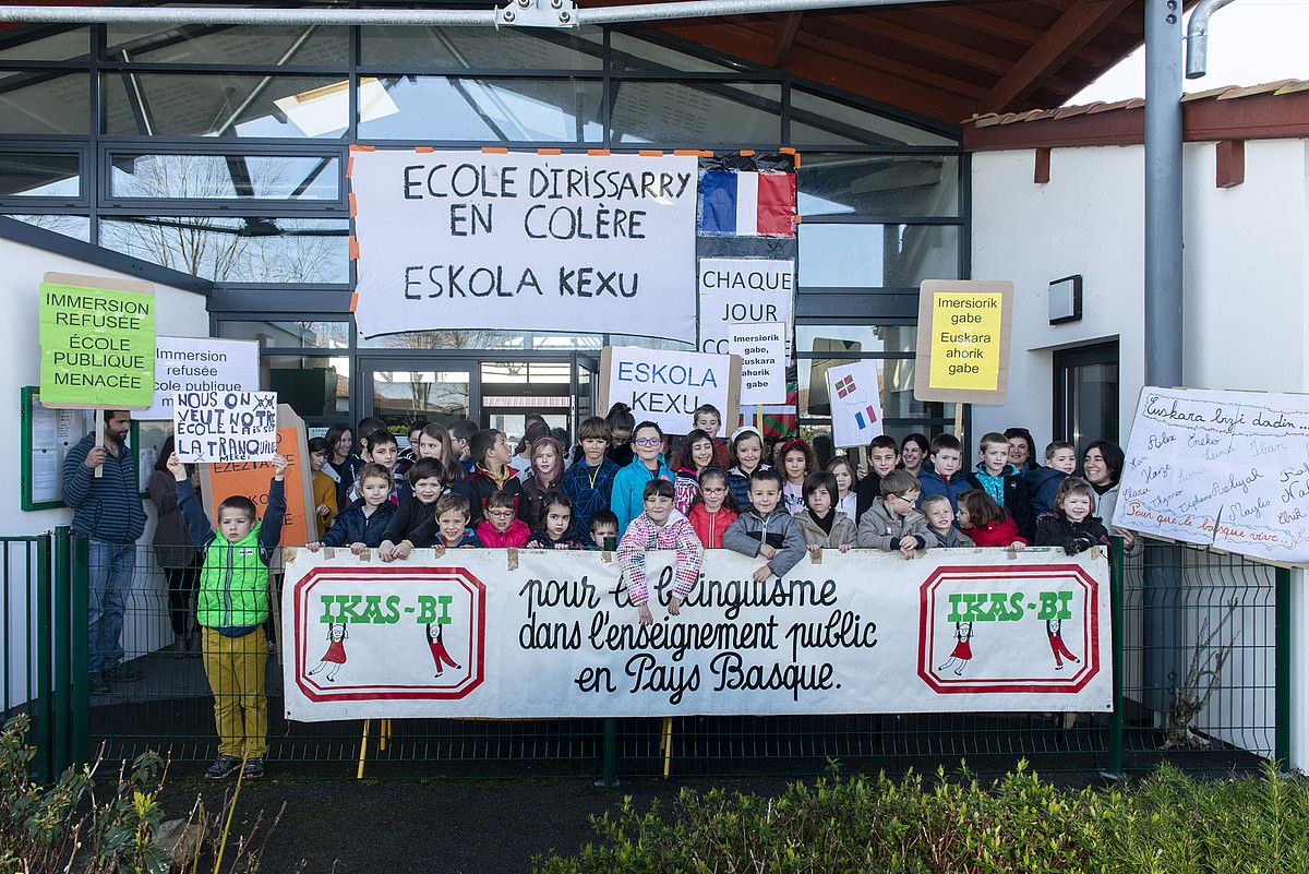 Protesta Irisarrin, eskola publikoan euskaraz aritzearen alde, martxoaren 20an. GUILLAUME FAUVEAU.