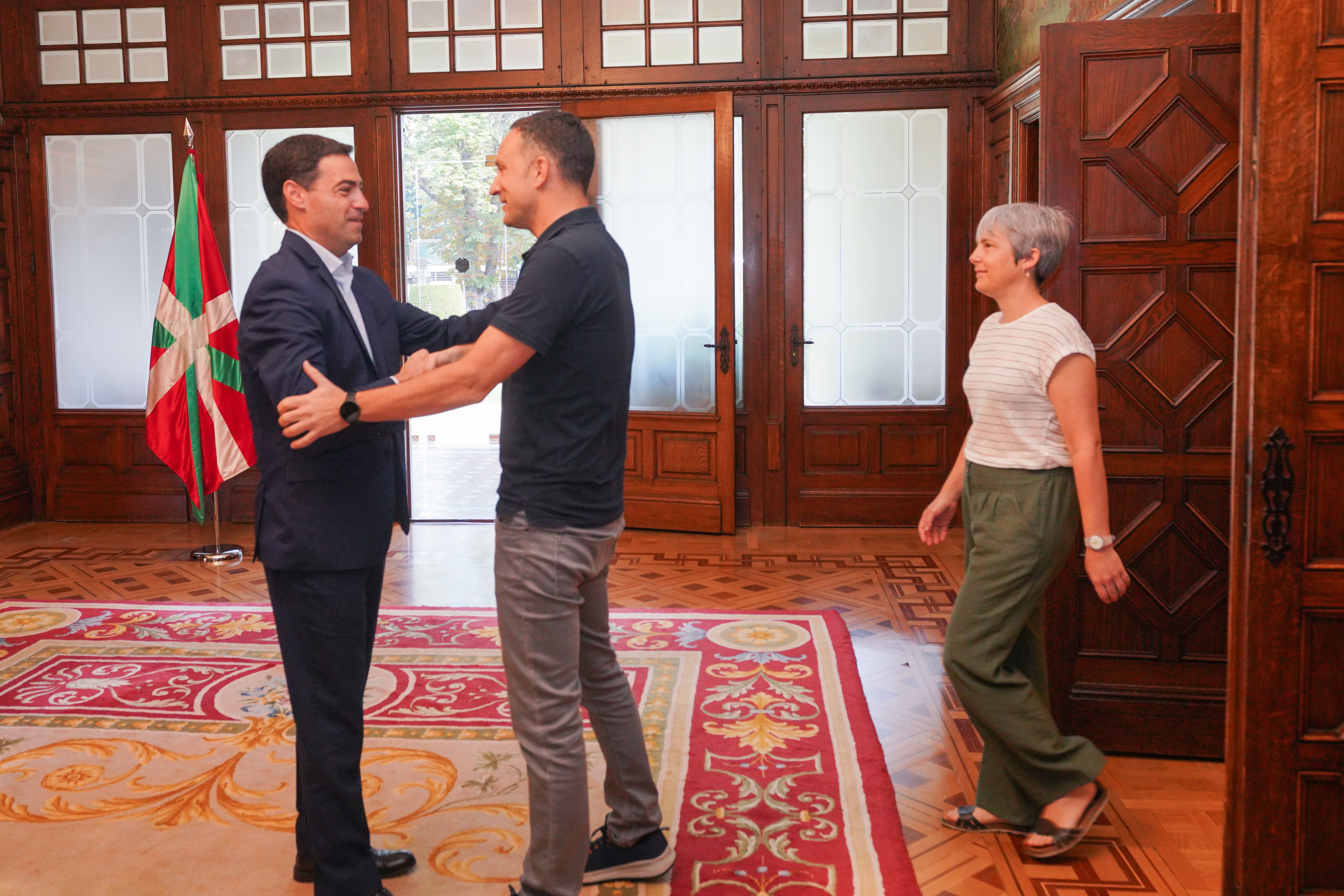 Imanol Pradales eta Mitxel Lakuntza elkar agurtzen, atzean, Amaia Muñoa ELAko idazkariordea. ENDIKA PORTILLO / FOKU 