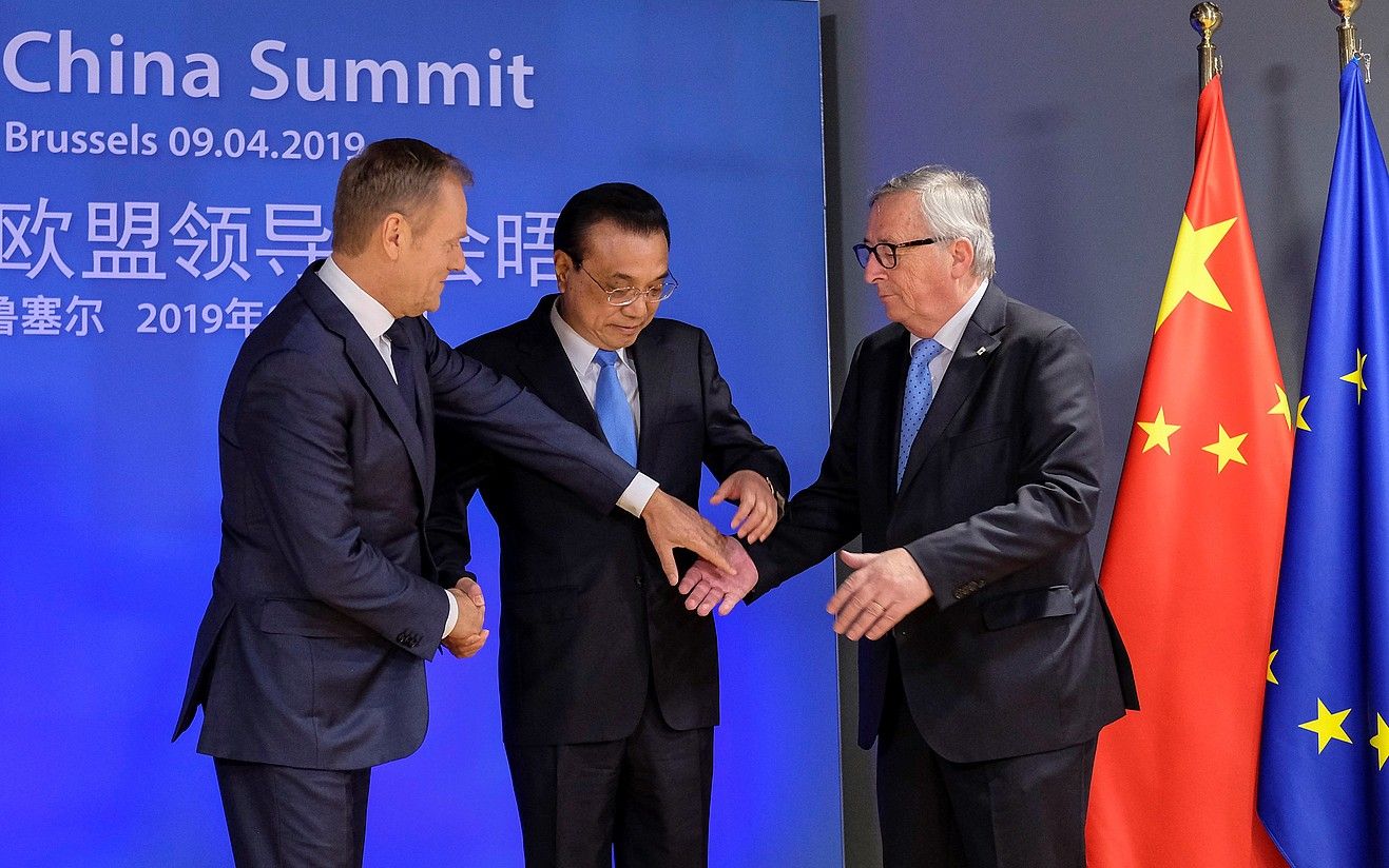 Donald Tusk, Li Keqiang eta Jean-Claude Juncker, atzo, Bruselan. O. HOSLET/ EFE.