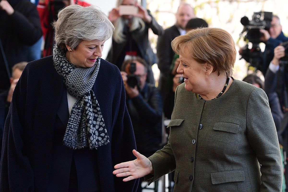 Theresa May Erresuma Batuko lehen ministroa eta Angela Merkel Alemaniako kantzilerra, atzo, Berlinen, bien arteko bilera hasi aurretik. CLEMENS BILAN / EFE.