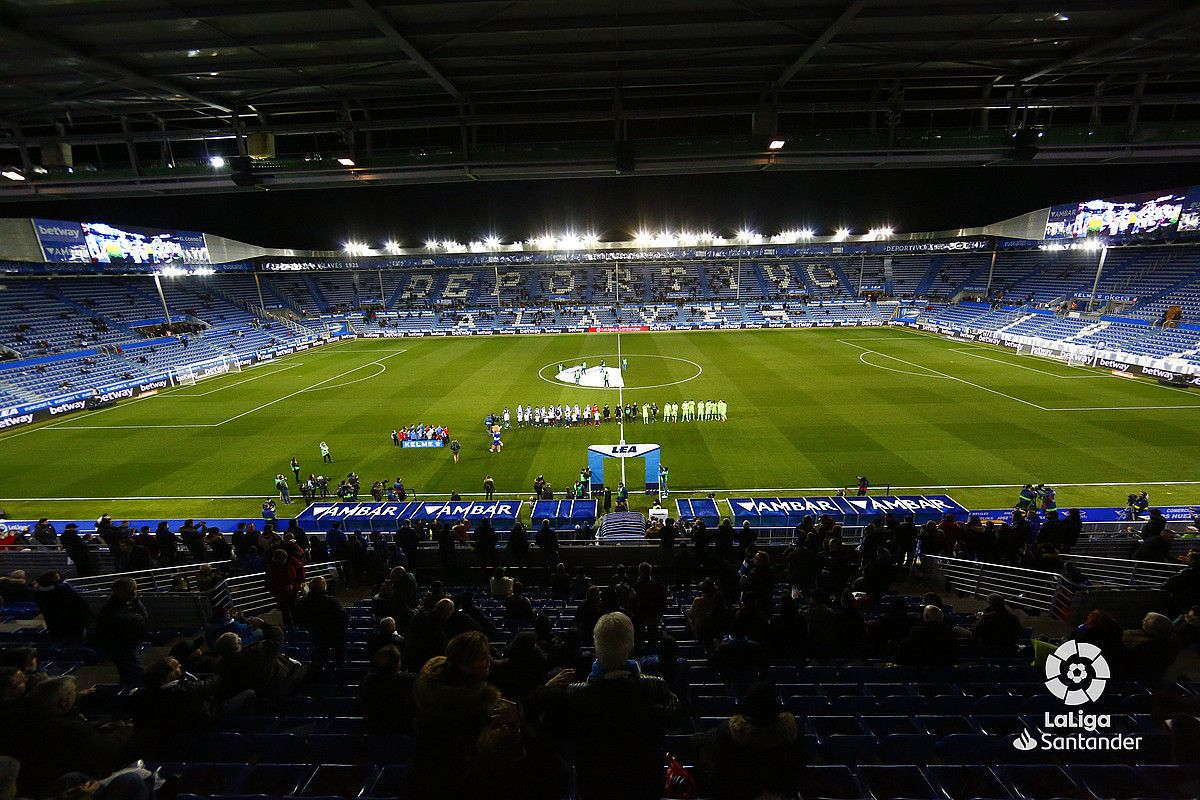 Mendizorrotzako harmailak, ia hutsik, partiden ordutegien kontrako protesta gisa. ALAVES.