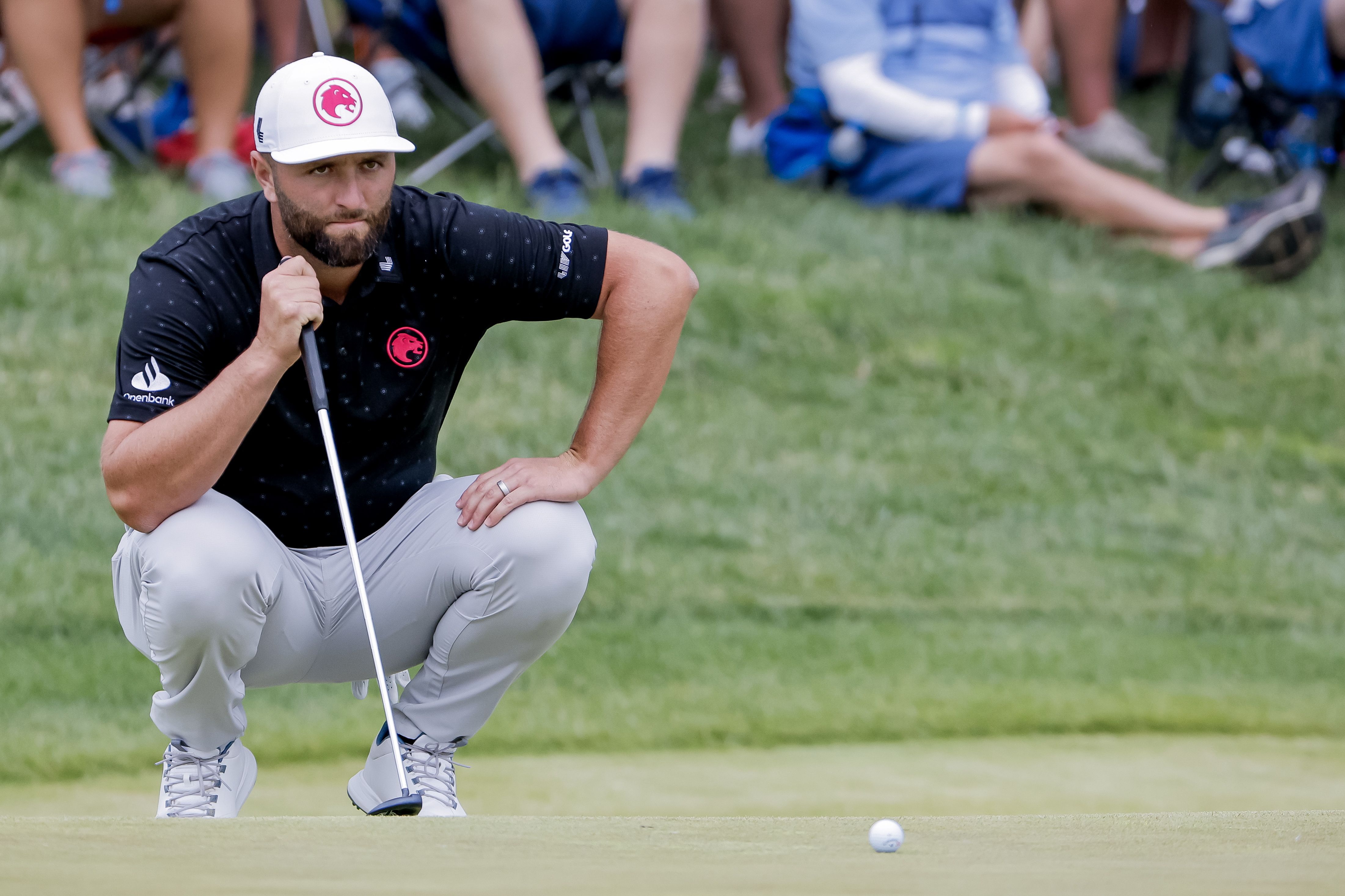 Jon Rahm pilotari begira denboraldi honetako torneo batean. ERIK S. LESSER / EFE