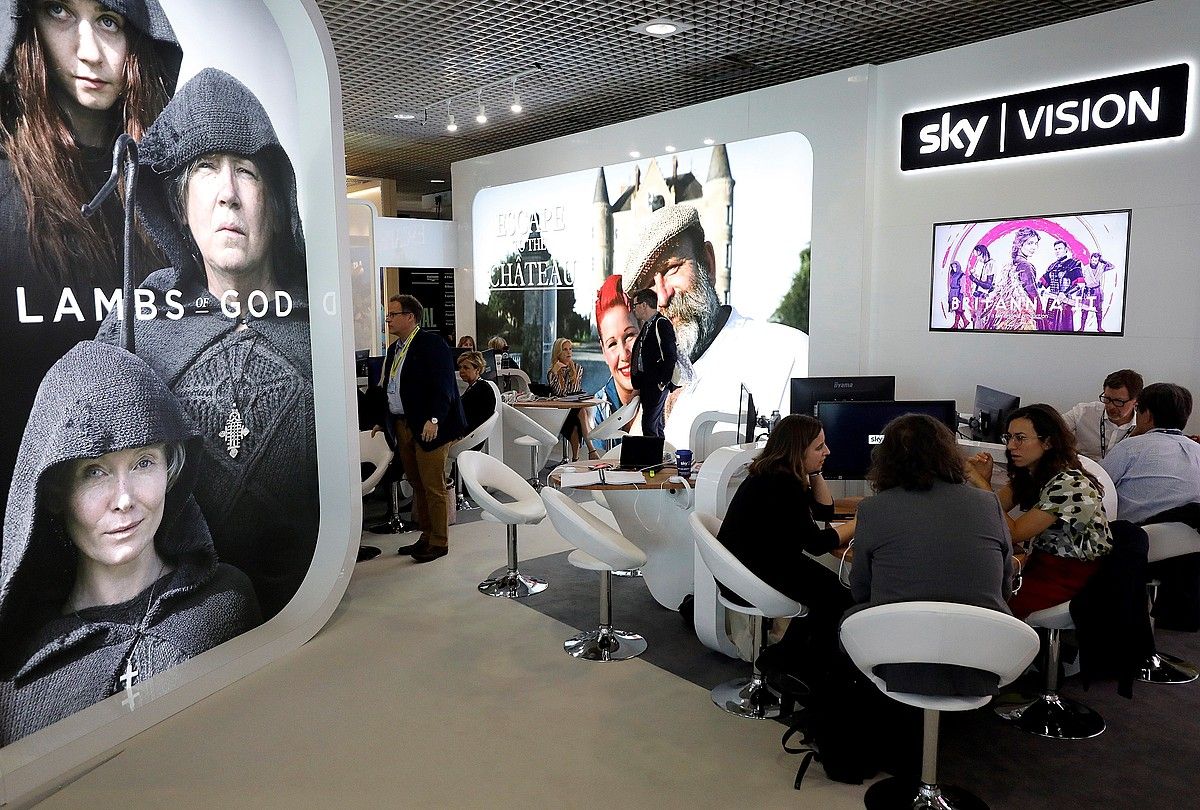 Sky Vision konpainiaren bulegoa, Cannesko MIPTV azokan. SEBASTIEN NOGIER / EFE.