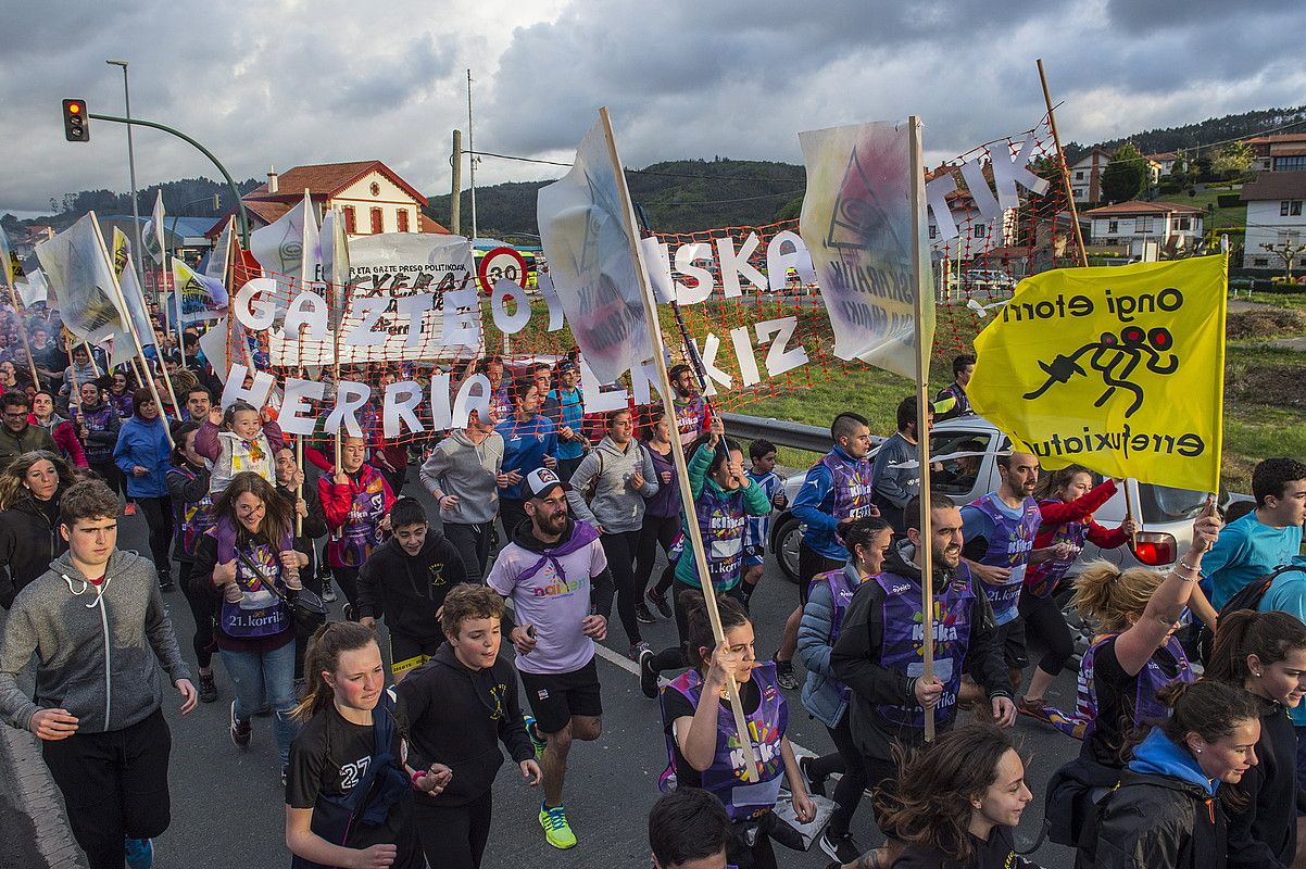 Haiek eraman zuten lekukoa Plentzian, arratsalde amaieran. Bilbora iritsiko da gaur Korrika. MARISOL RAMIREZ / FOKU.