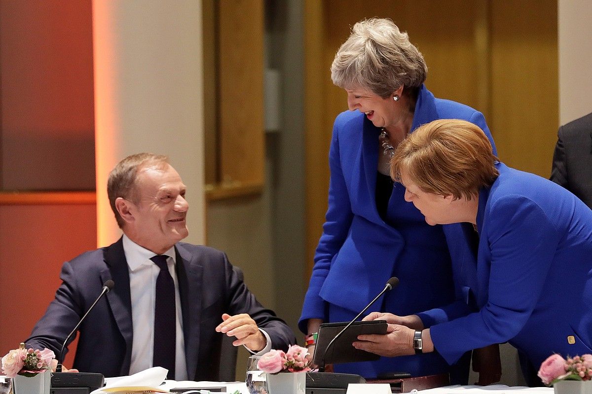 Donald Tusk, Theresa May eta Angela Merkel Europar Kontseiluaren bilera hasi aurretik, atzo. OLIVIER HOSLET / EFE.