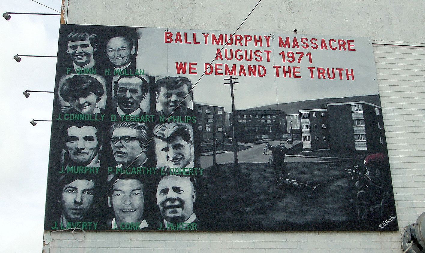 Ballymurphyn izandako sarraskia gogoratzen duen murala, Belfasten, artxiboko irudi batean. BERRIA.